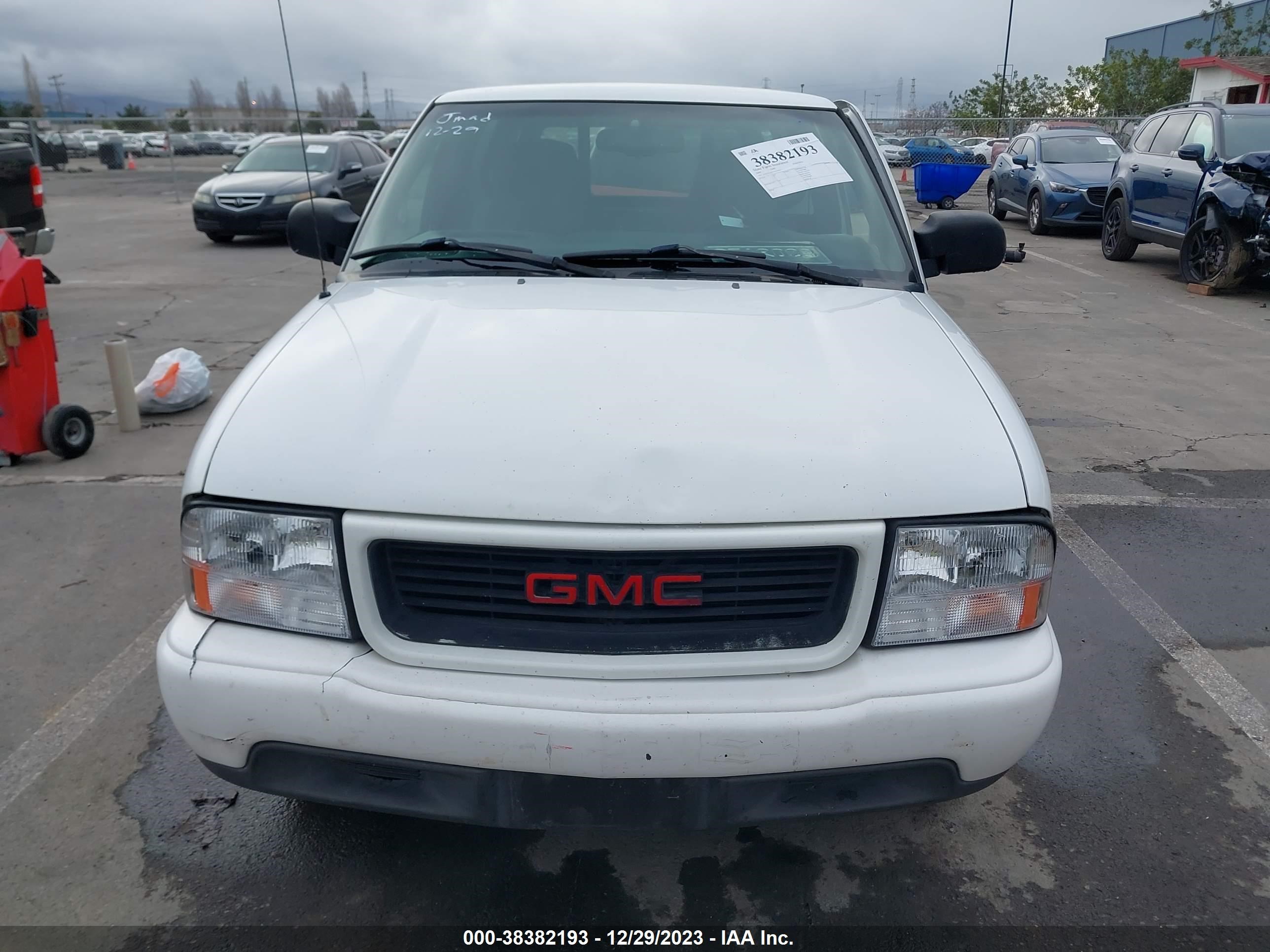 Photo 11 VIN: 1GTCS14W0Y8169797 - GMC SONOMA 