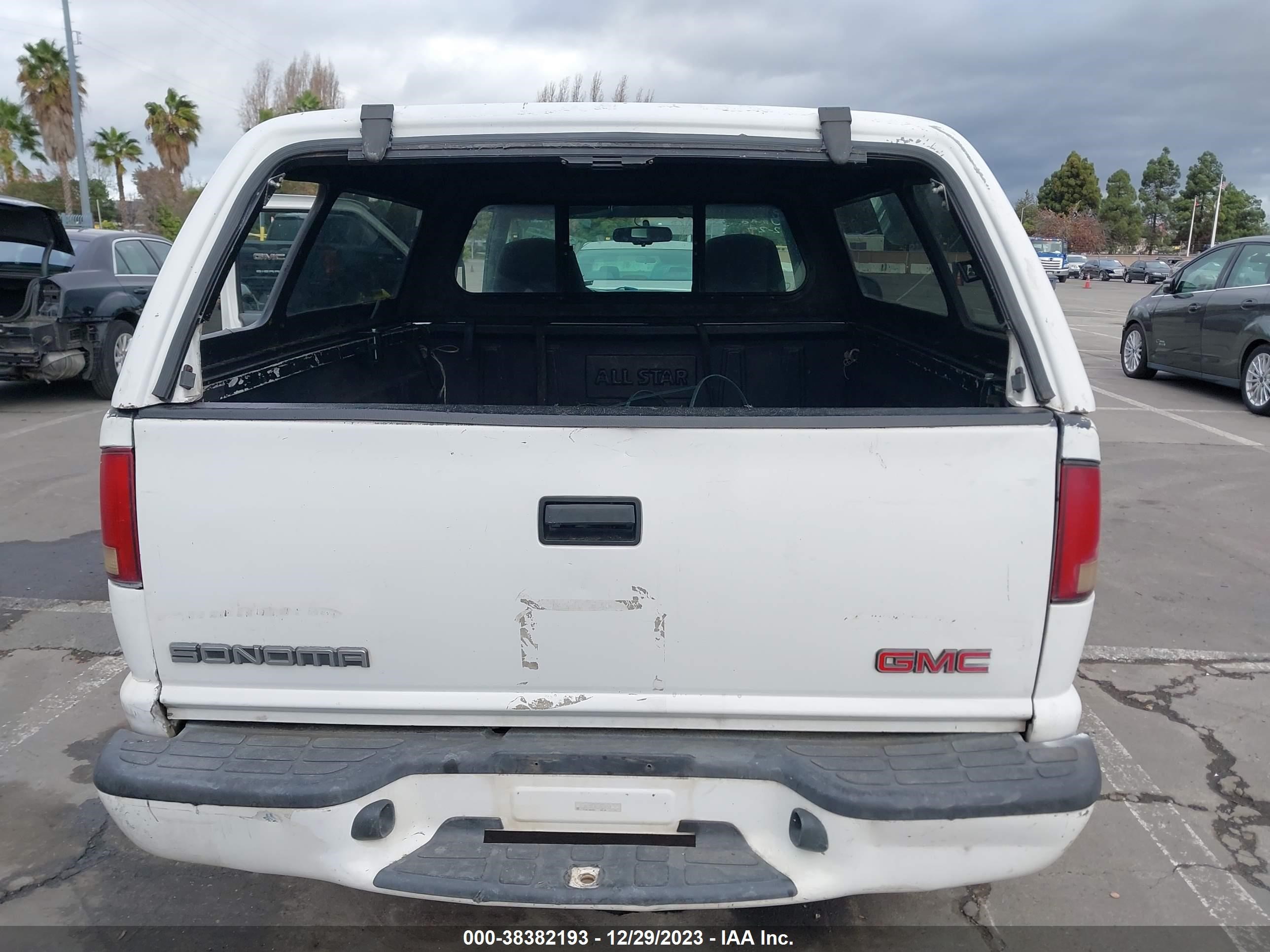 Photo 15 VIN: 1GTCS14W0Y8169797 - GMC SONOMA 