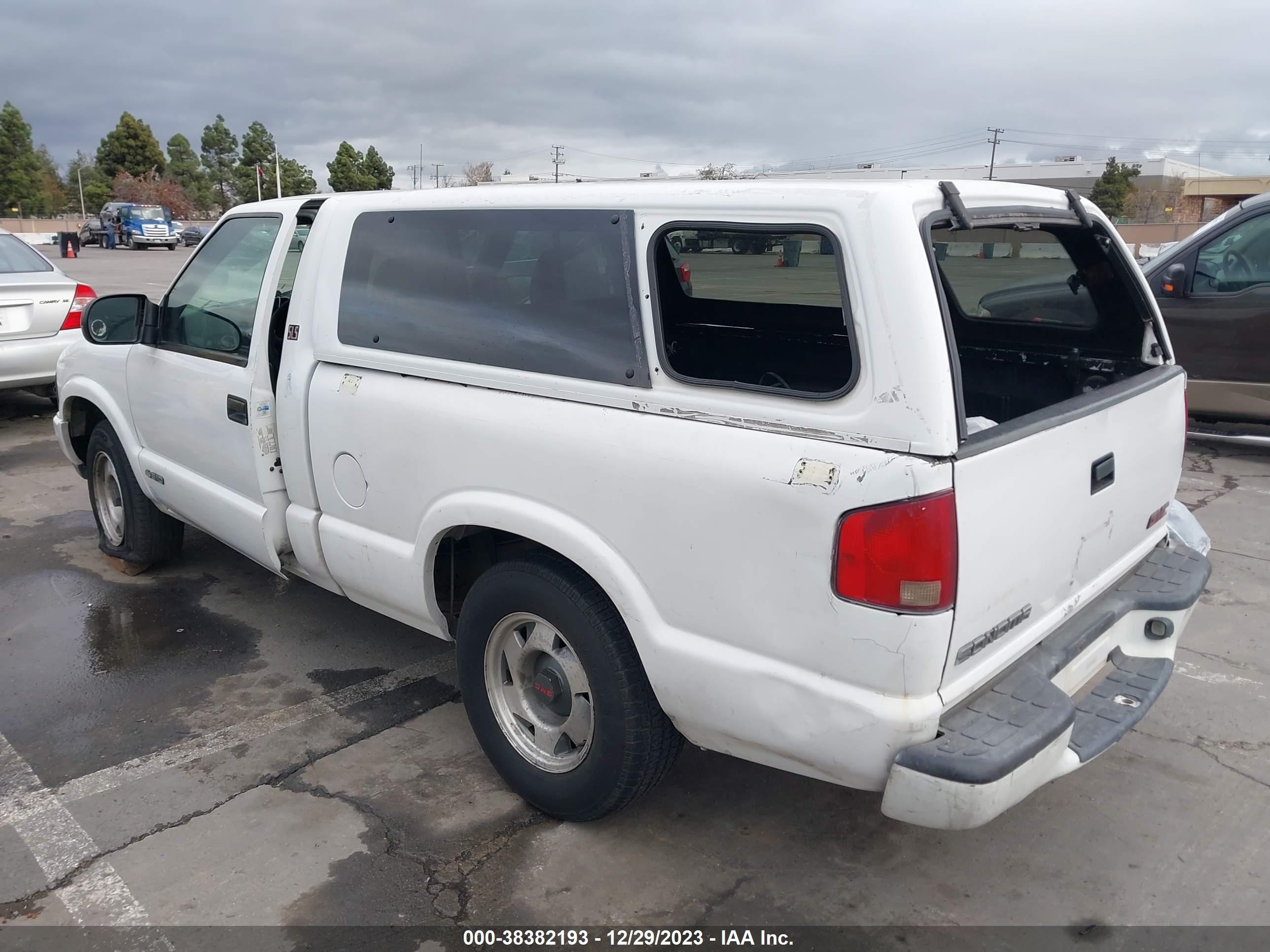 Photo 2 VIN: 1GTCS14W0Y8169797 - GMC SONOMA 