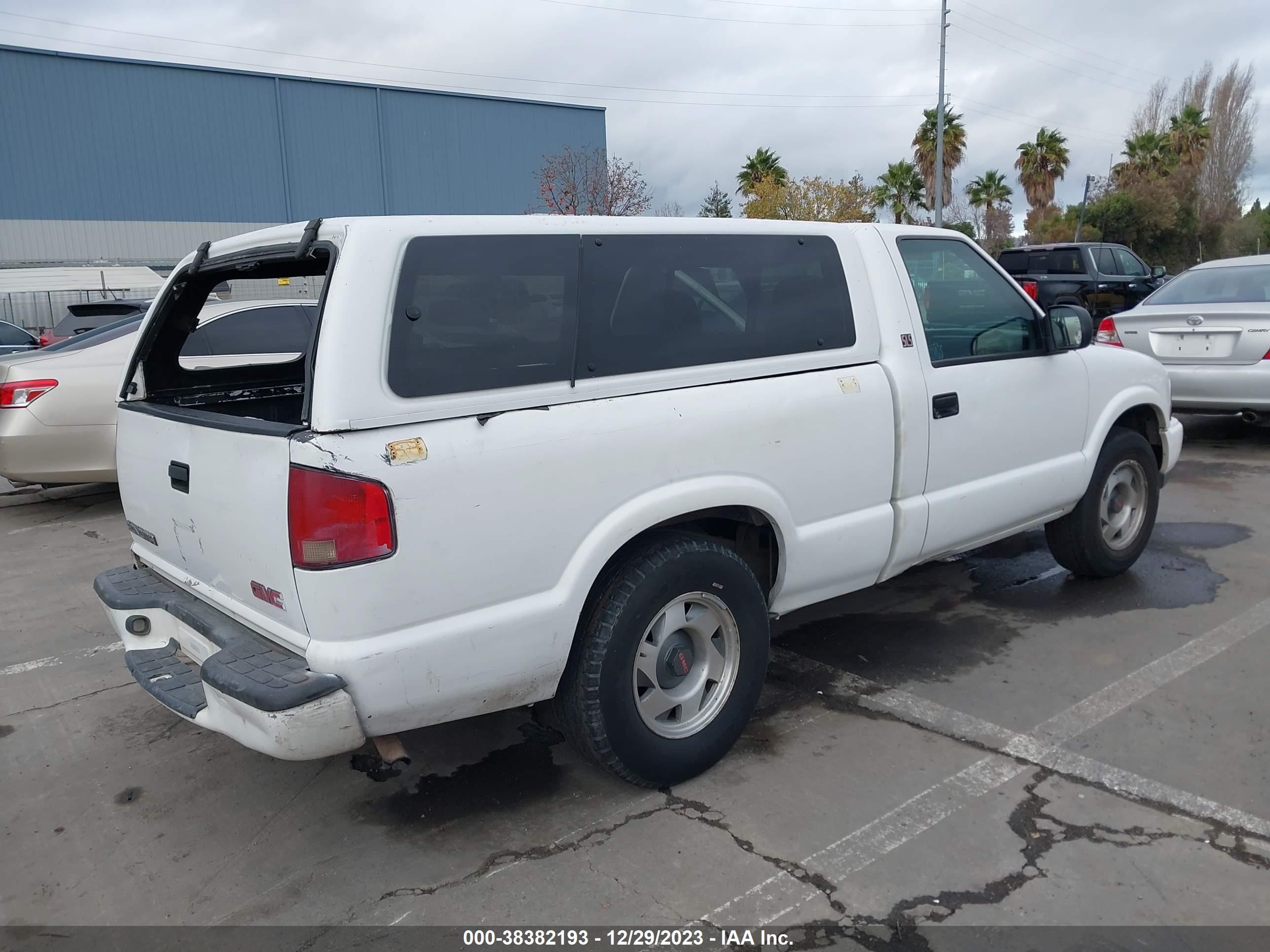 Photo 3 VIN: 1GTCS14W0Y8169797 - GMC SONOMA 