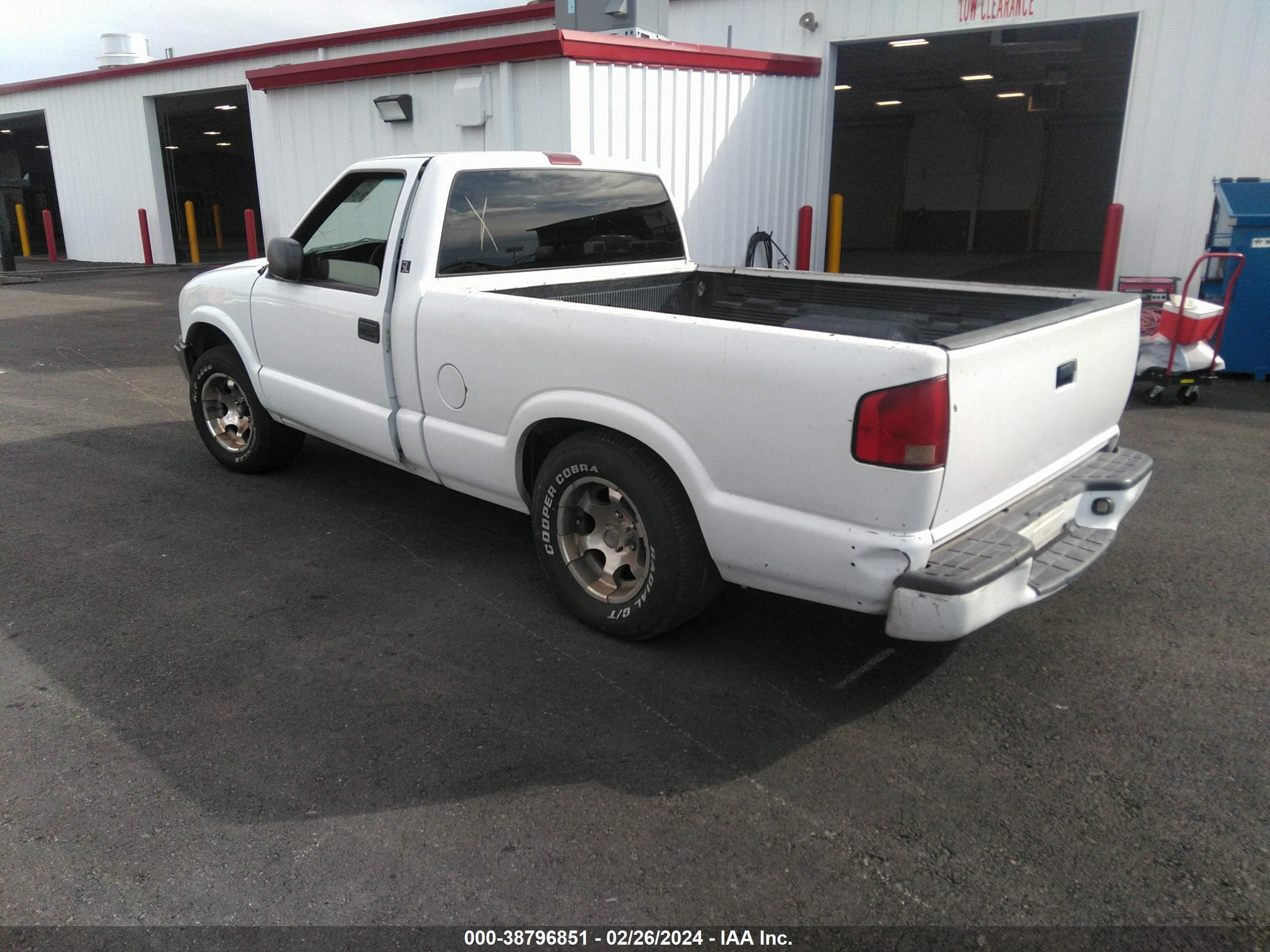 Photo 2 VIN: 1GTCS14W828217697 - GMC SONOMA 