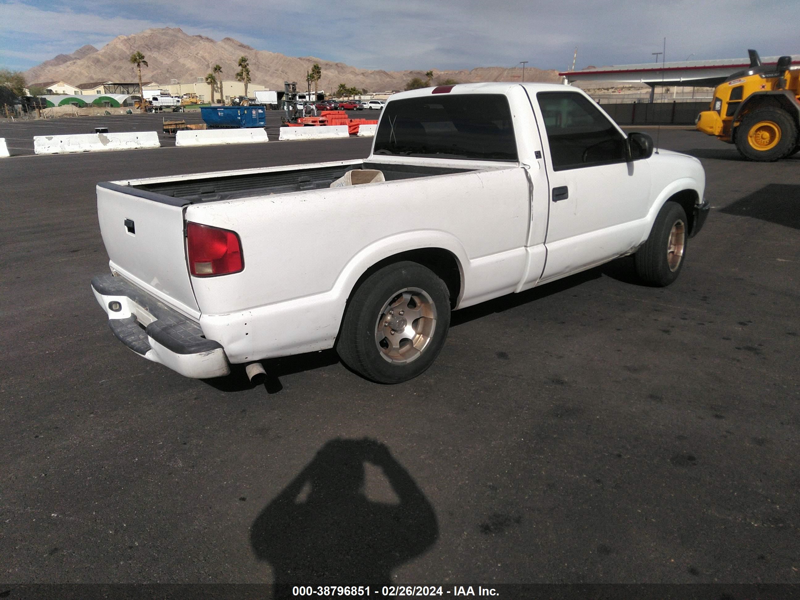 Photo 3 VIN: 1GTCS14W828217697 - GMC SONOMA 