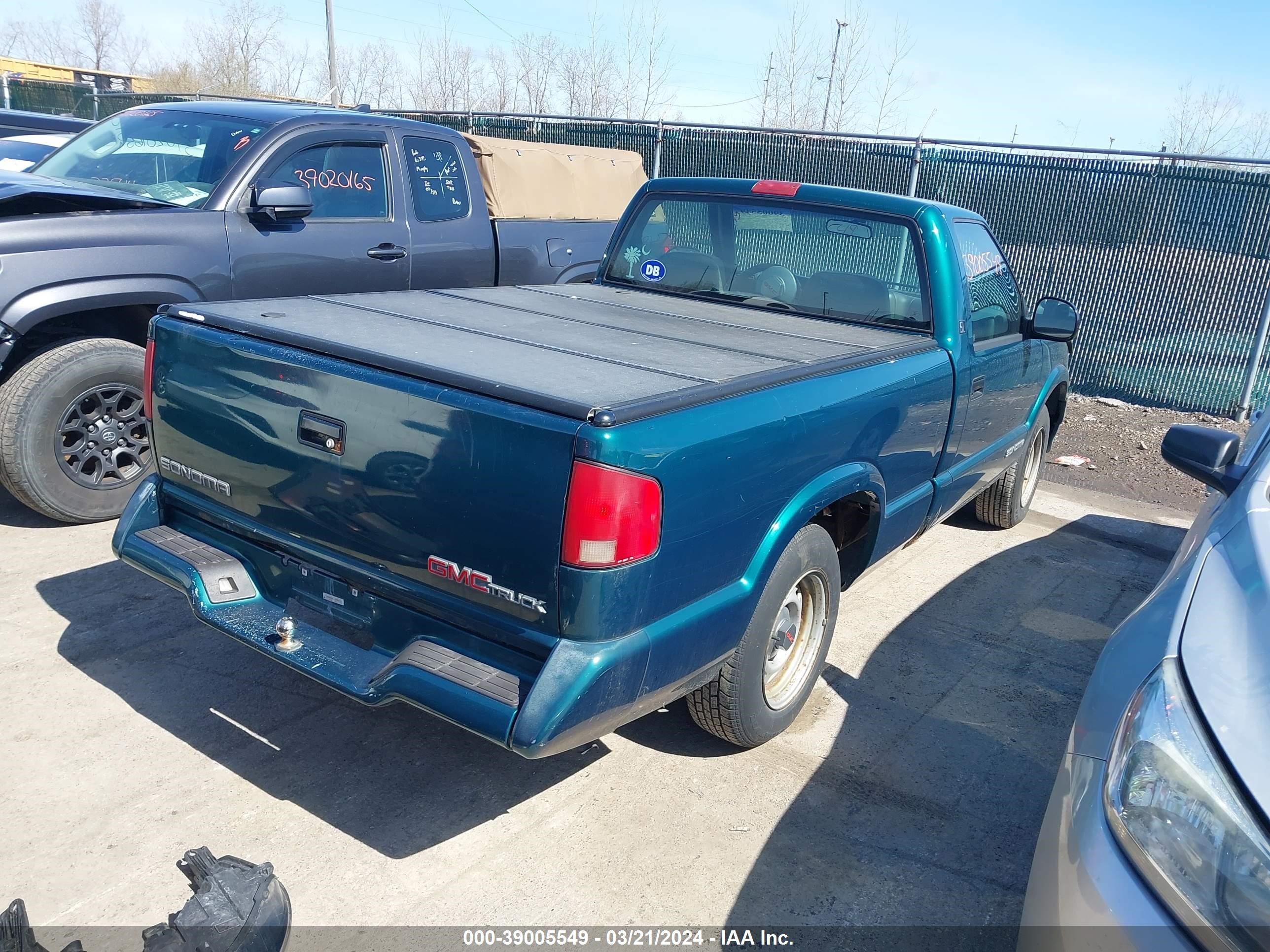 Photo 3 VIN: 1GTCS14X5V8509885 - GMC SONOMA 