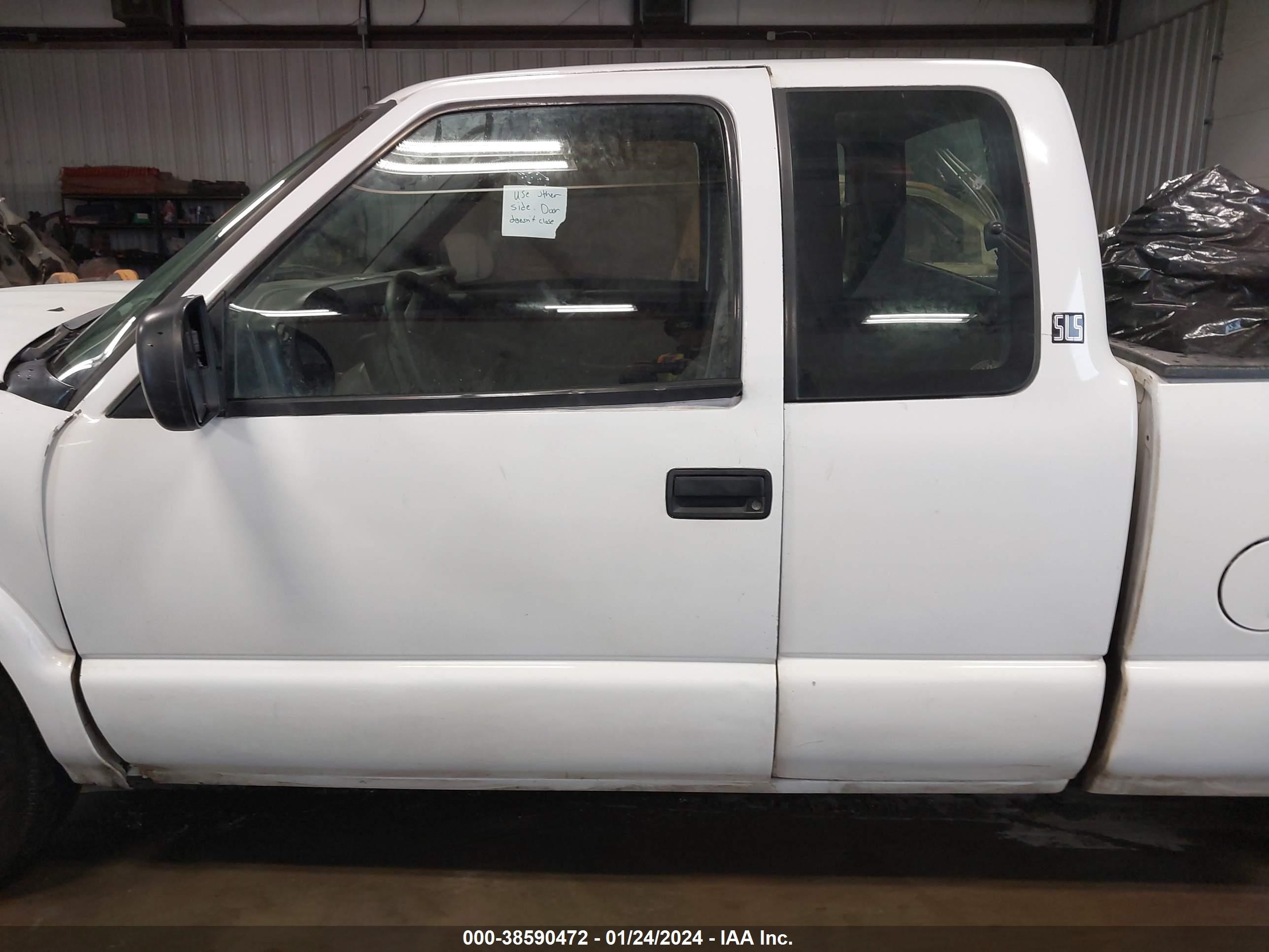 Photo 13 VIN: 1GTCS1941W8545704 - GMC SONOMA 