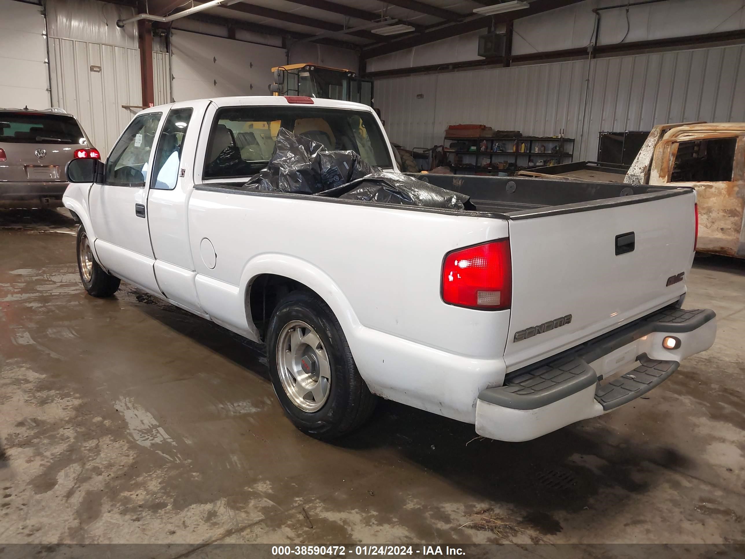 Photo 2 VIN: 1GTCS1941W8545704 - GMC SONOMA 