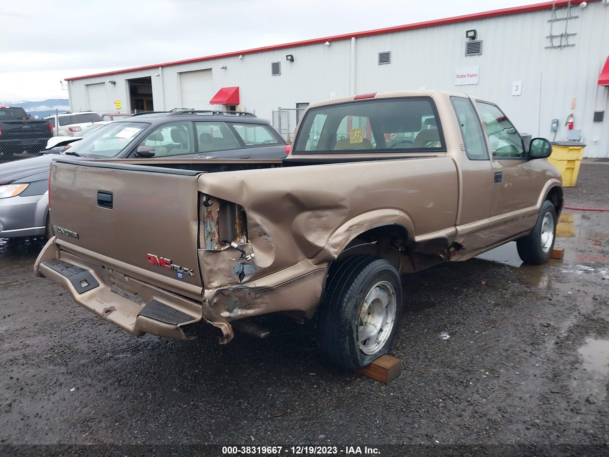 Photo 3 VIN: 1GTCS1945T8515424 - GMC SONOMA 