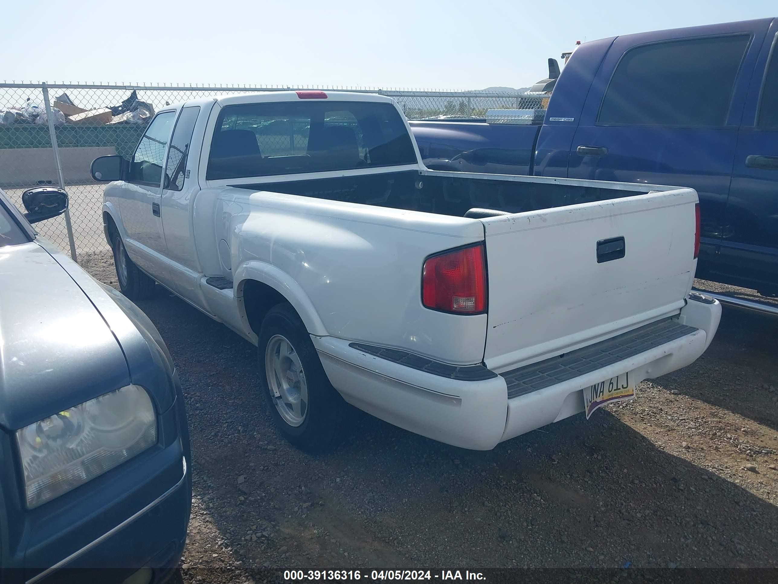 Photo 2 VIN: 1GTCS194XW8543580 - GMC SONOMA 