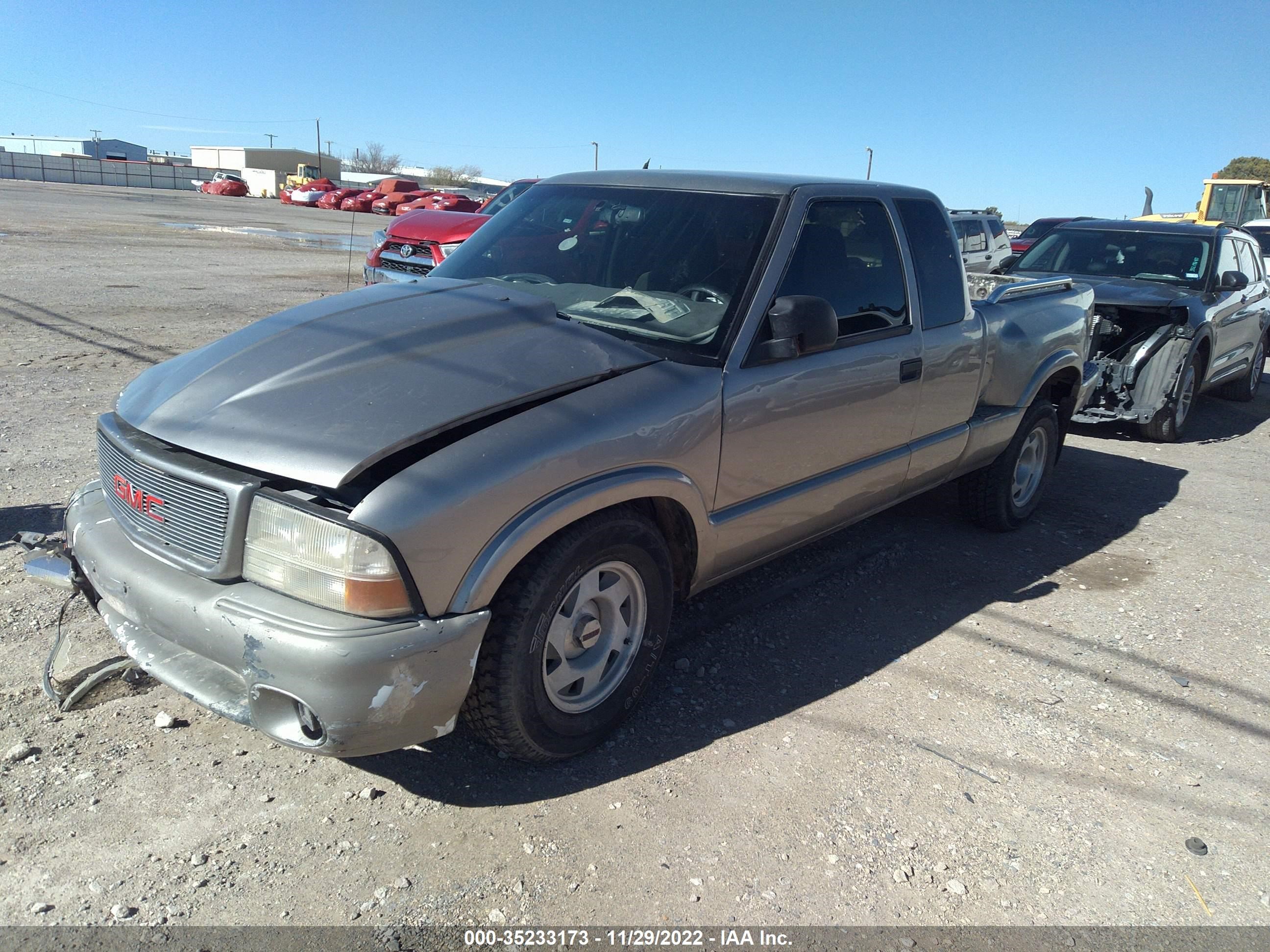 Photo 2 VIN: 1GTCS1950Y8208128 - GMC SONOMA 