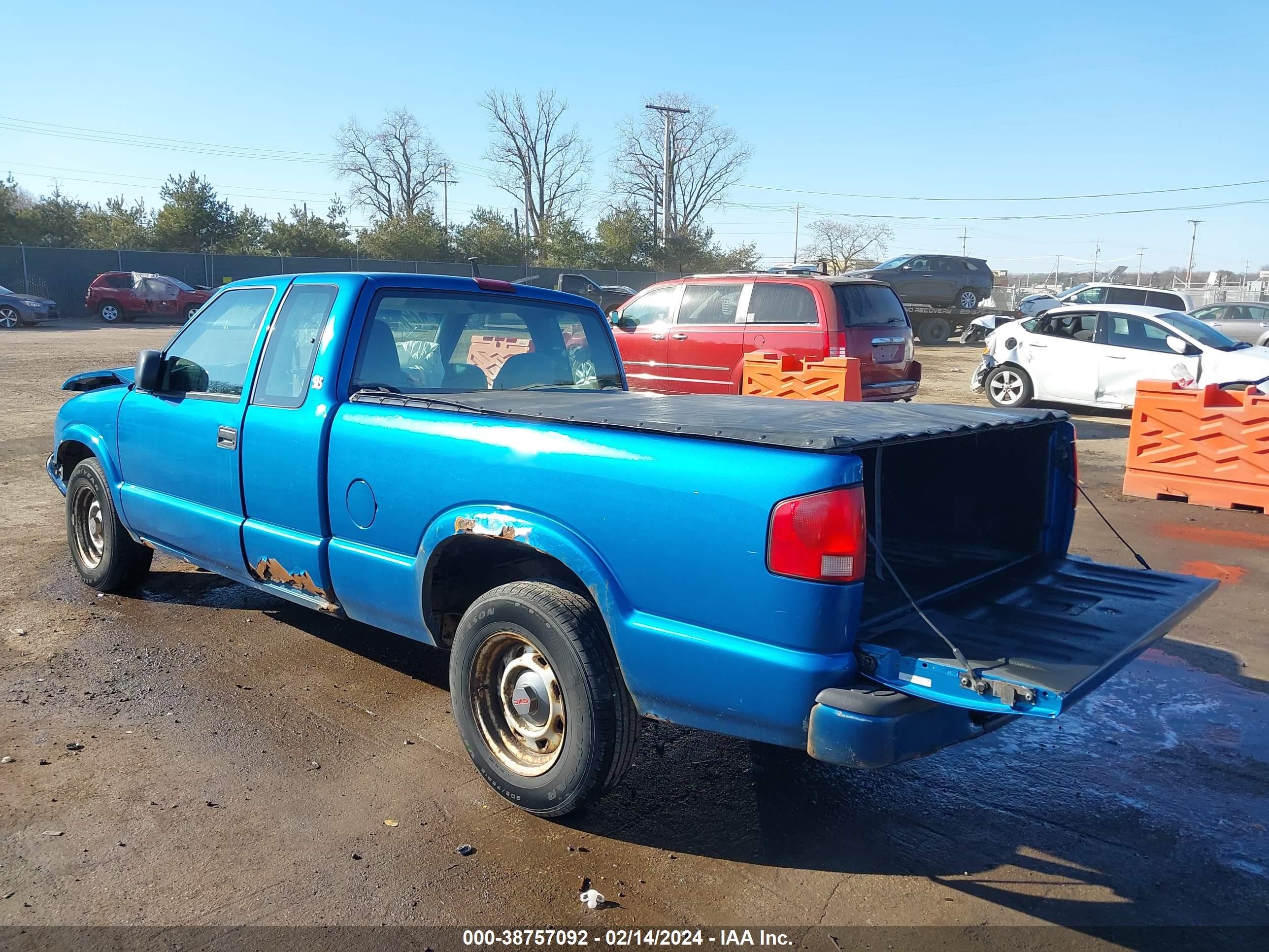 Photo 2 VIN: 1GTCS195818209842 - GMC SONOMA 