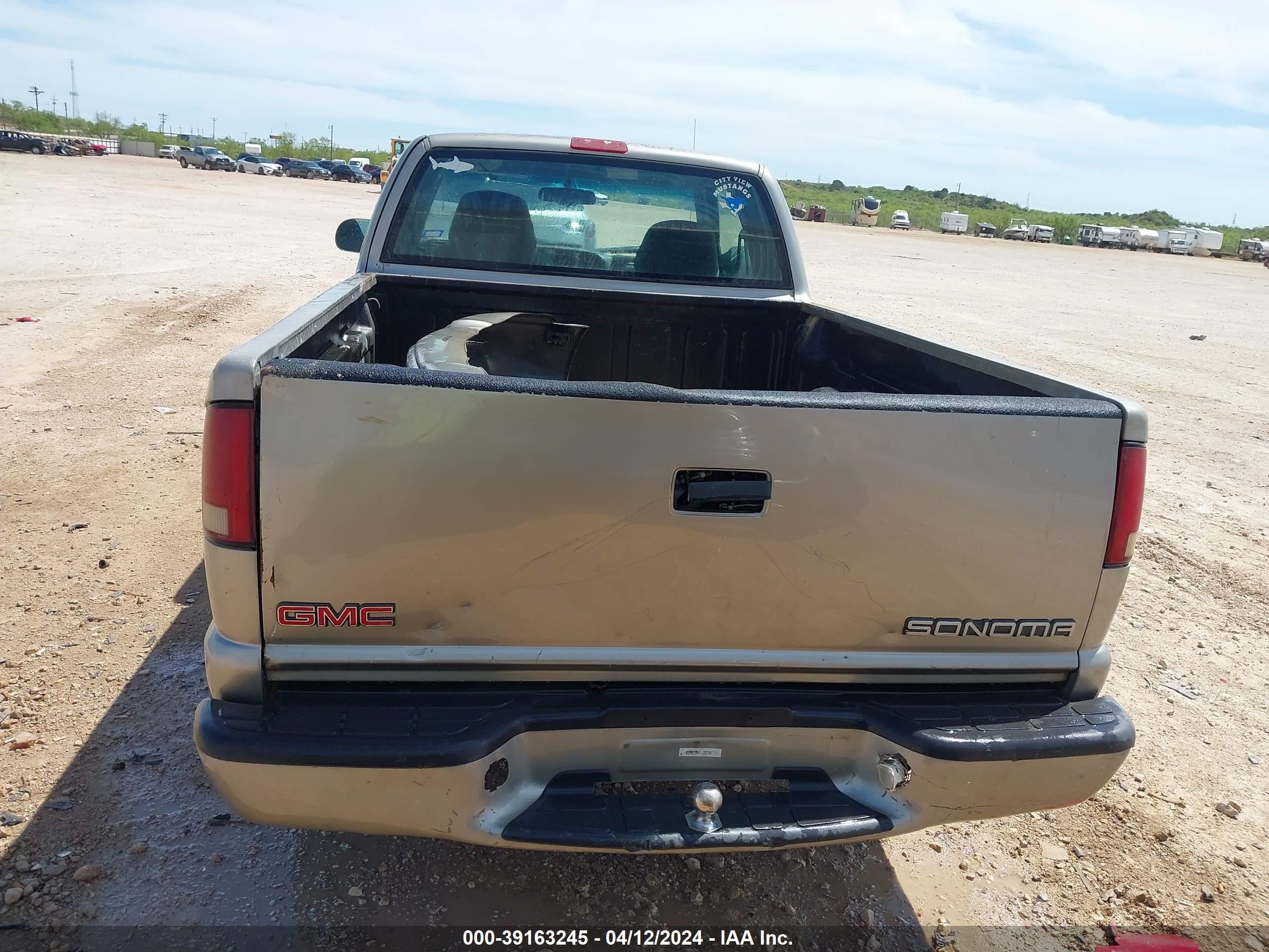 Photo 16 VIN: 1GTCS195X18142130 - GMC SONOMA 