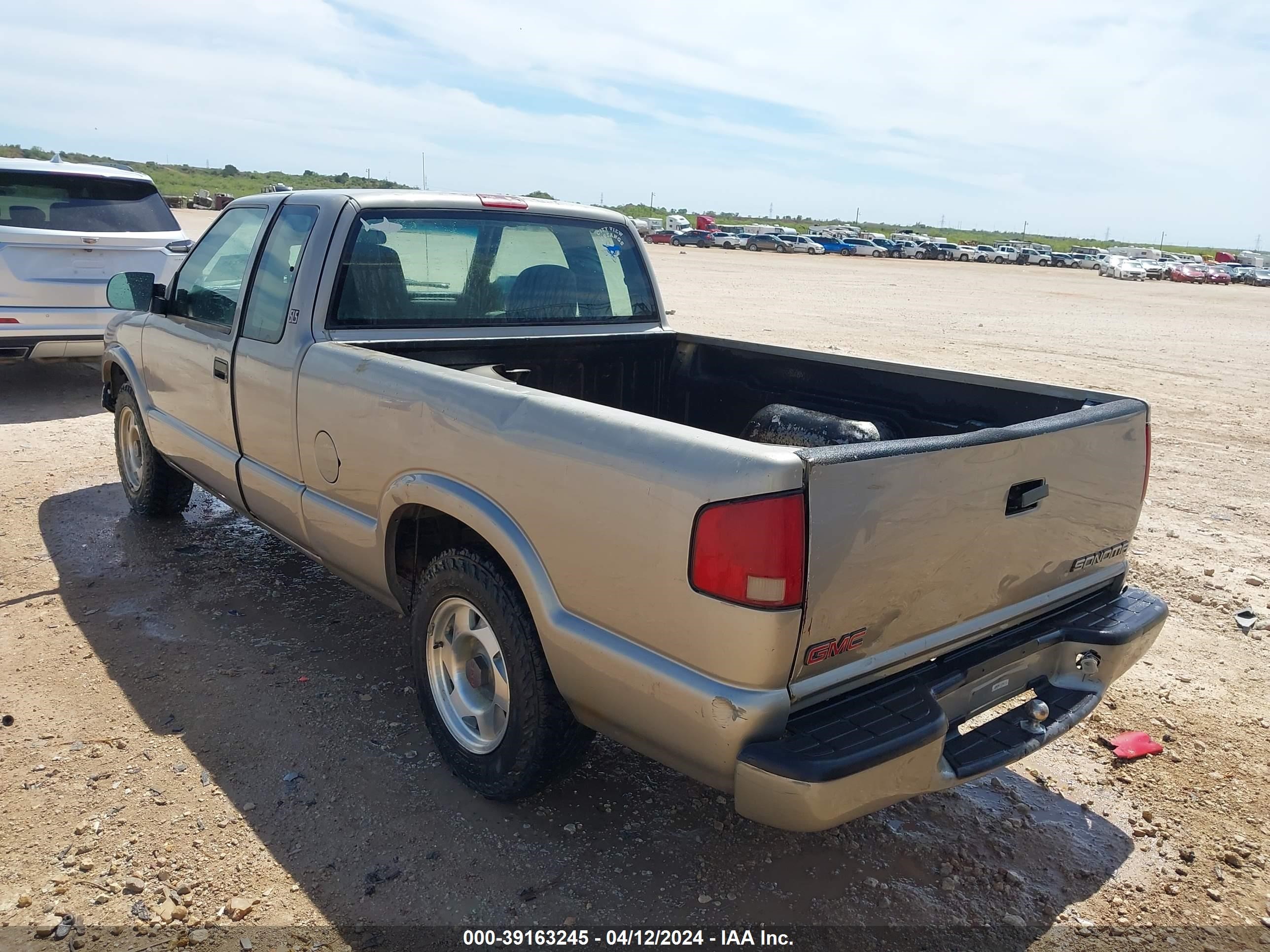 Photo 2 VIN: 1GTCS195X18142130 - GMC SONOMA 