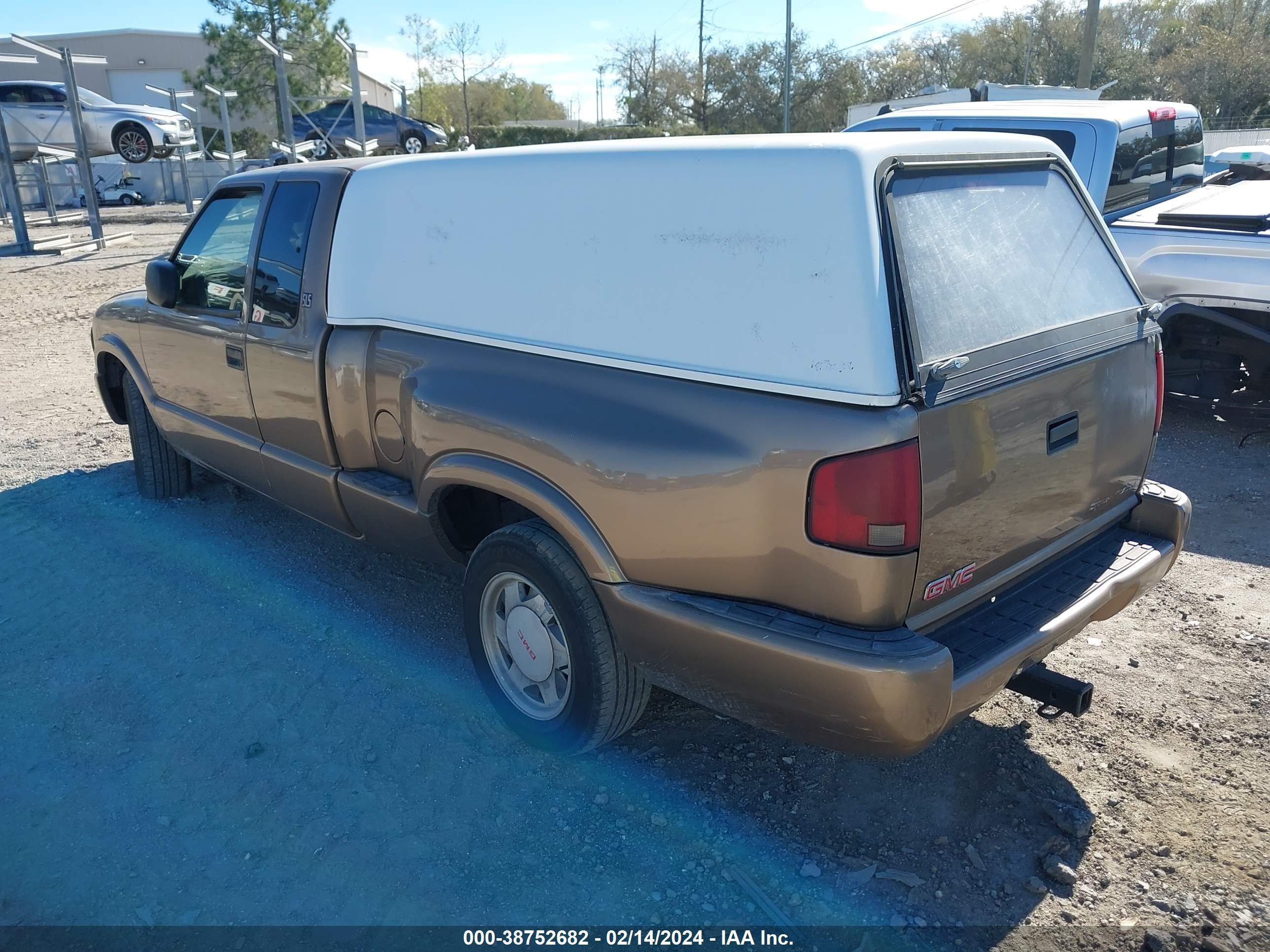 Photo 2 VIN: 1GTCS19H538275620 - GMC SONOMA 