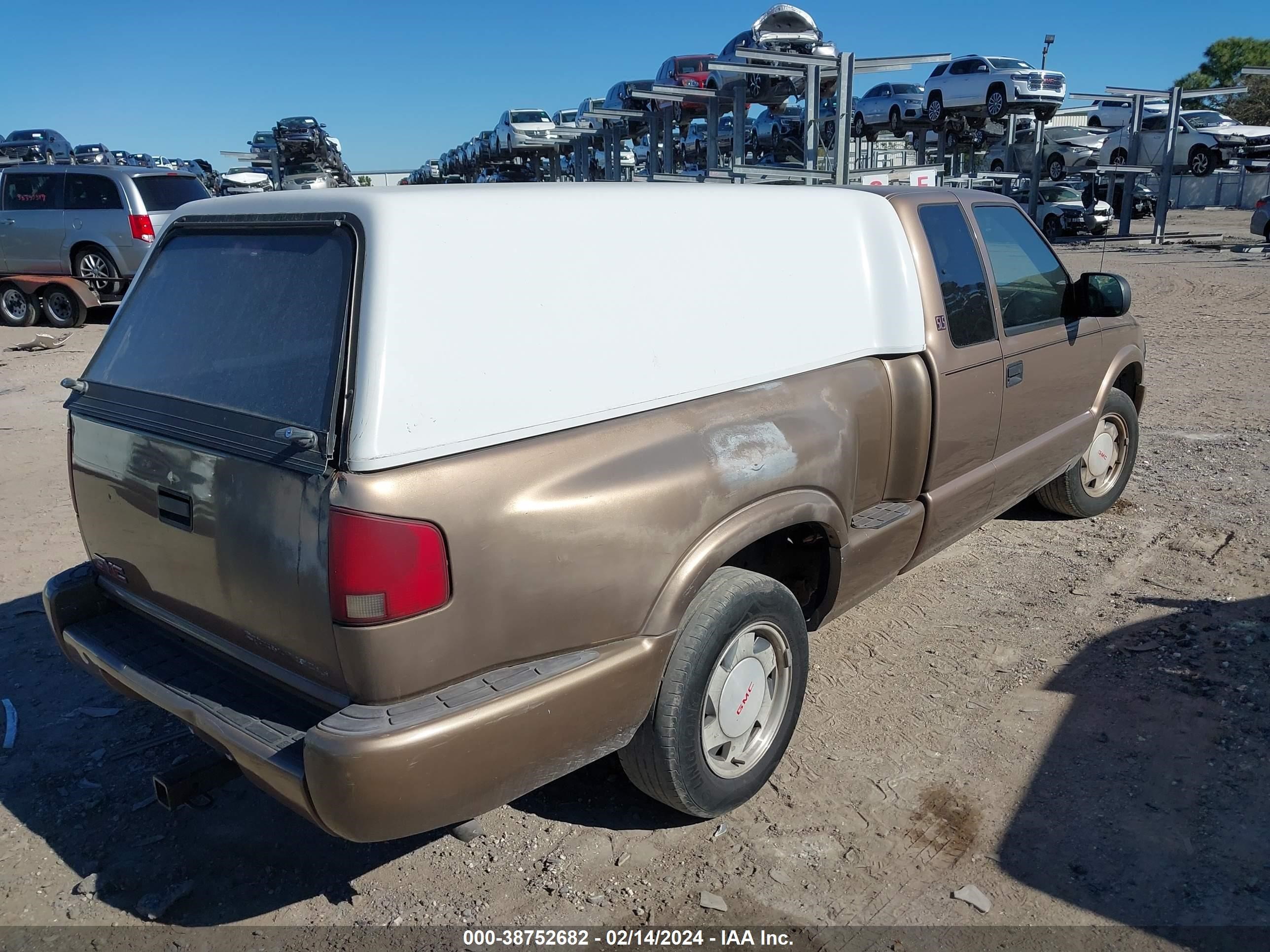 Photo 3 VIN: 1GTCS19H538275620 - GMC SONOMA 