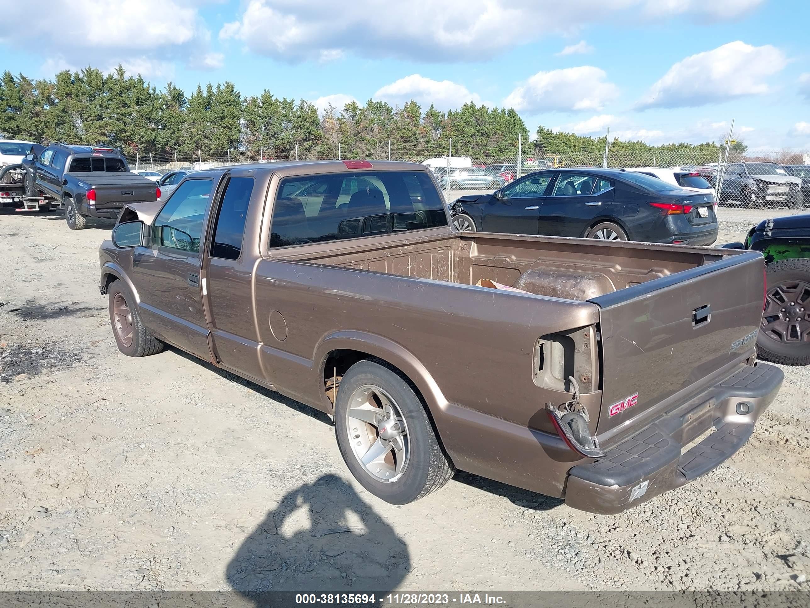 Photo 2 VIN: 1GTCS19W228249831 - GMC SONOMA 