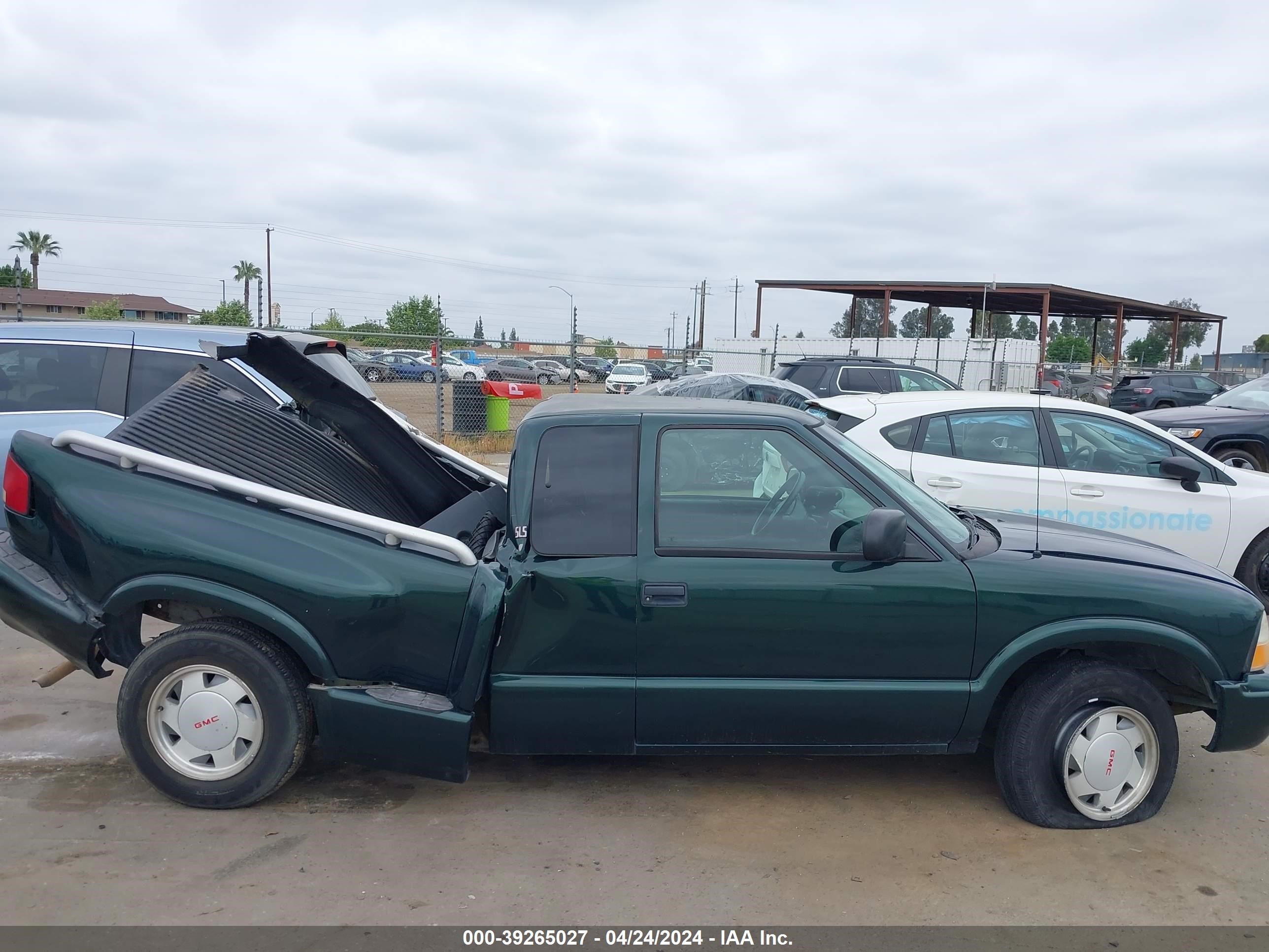 Photo 12 VIN: 1GTCS19W328186206 - GMC SONOMA 