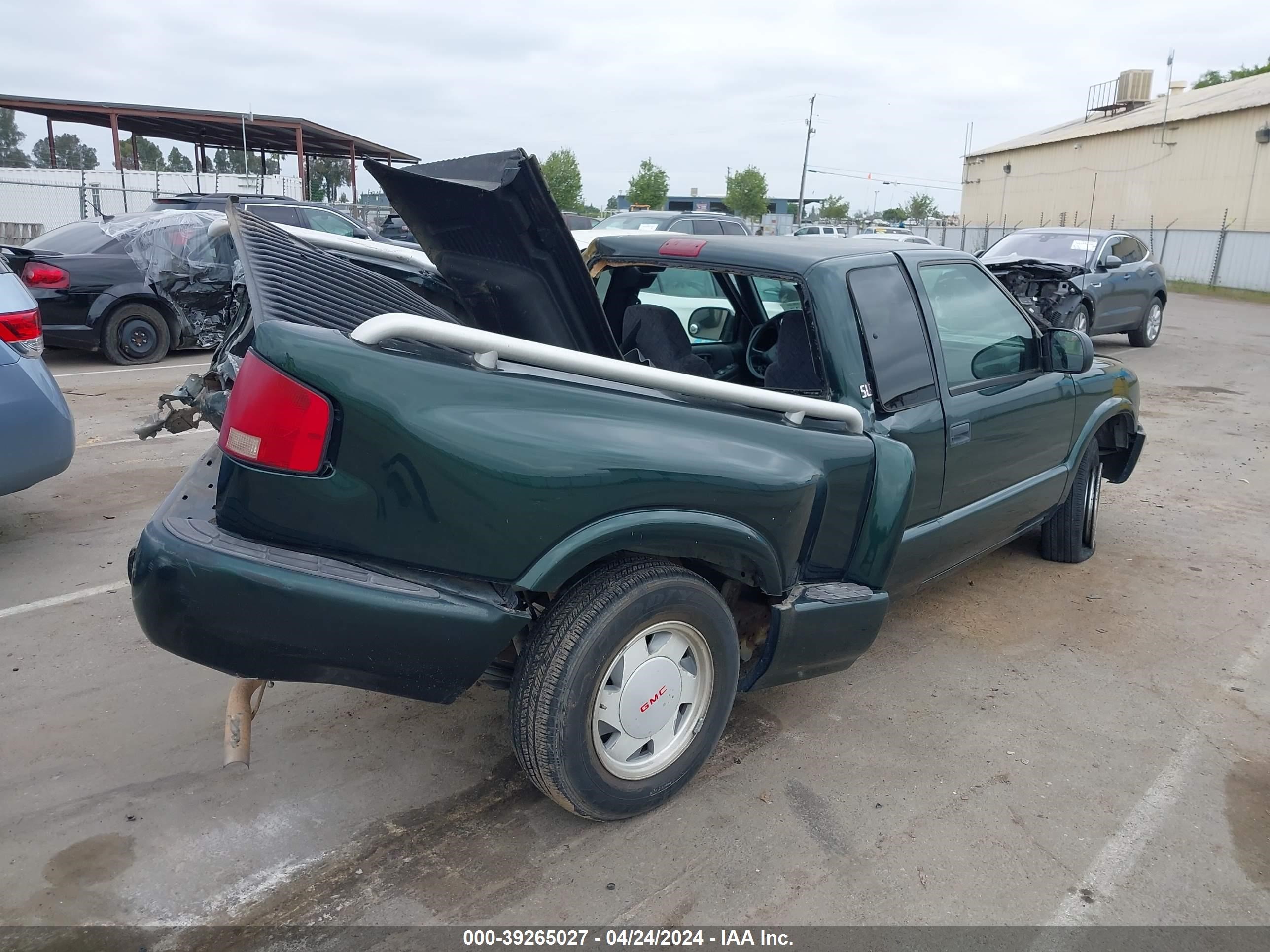 Photo 3 VIN: 1GTCS19W328186206 - GMC SONOMA 