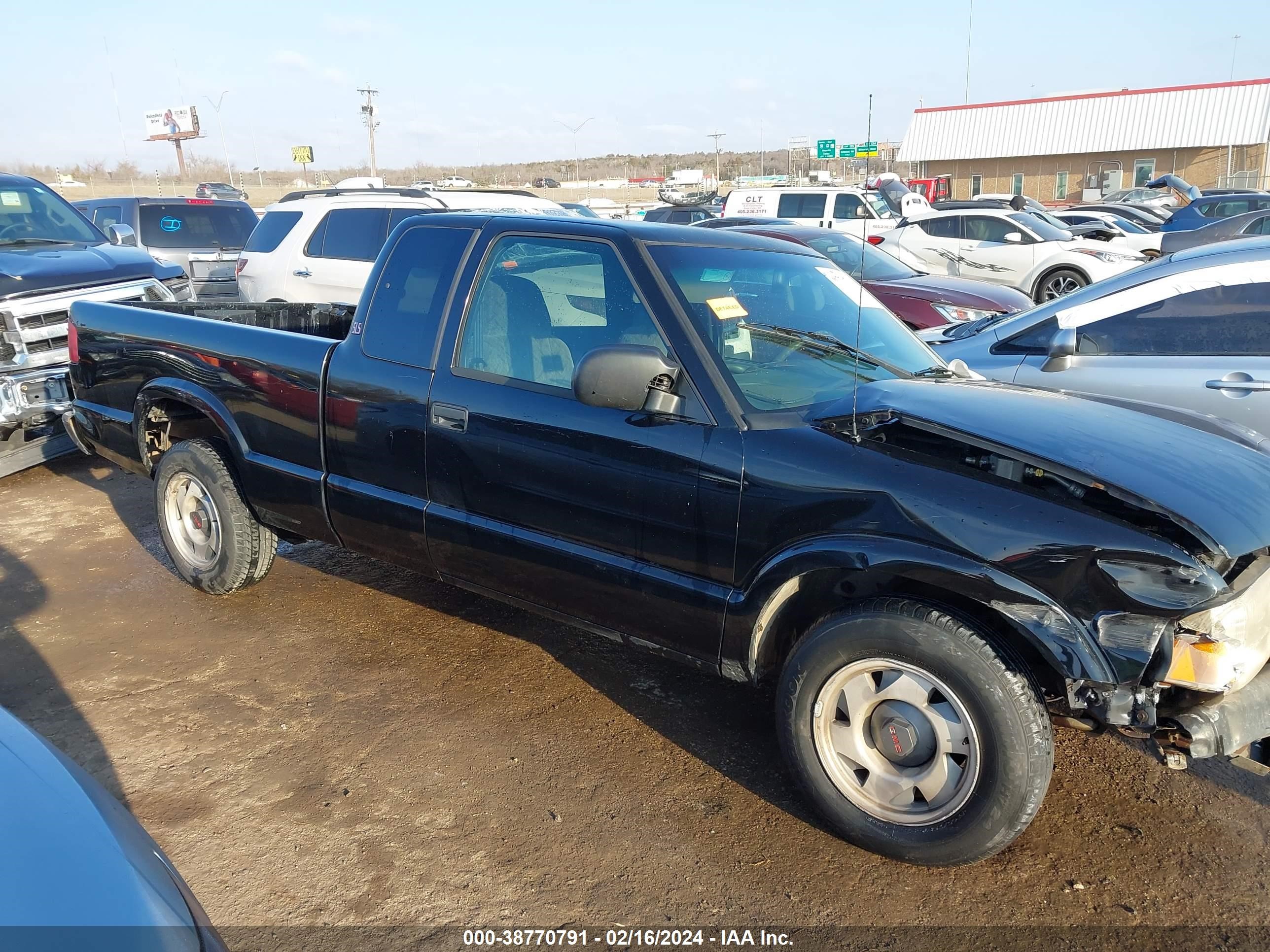 Photo 13 VIN: 1GTCS19W3Y8299680 - GMC SONOMA 