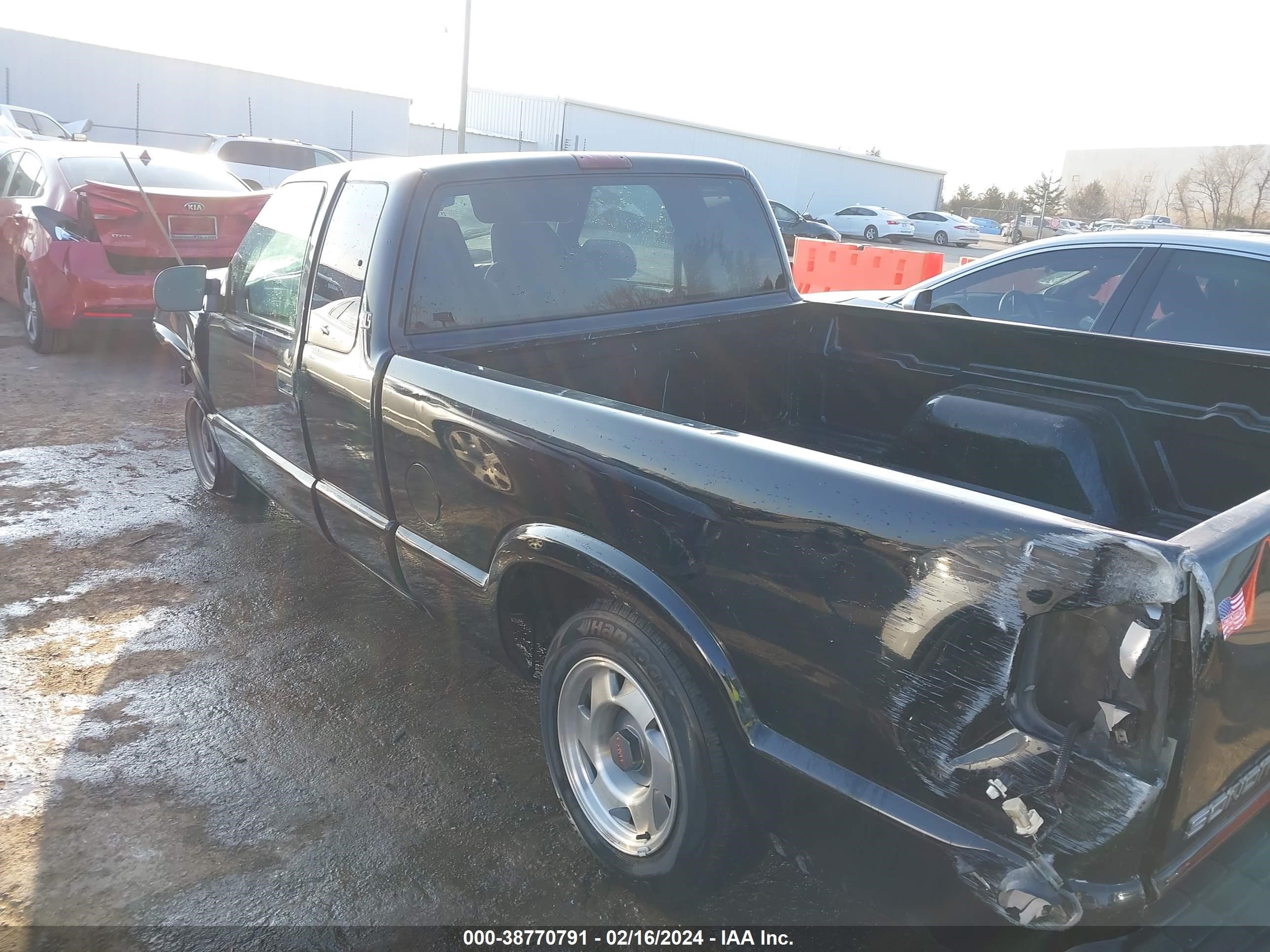 Photo 14 VIN: 1GTCS19W3Y8299680 - GMC SONOMA 