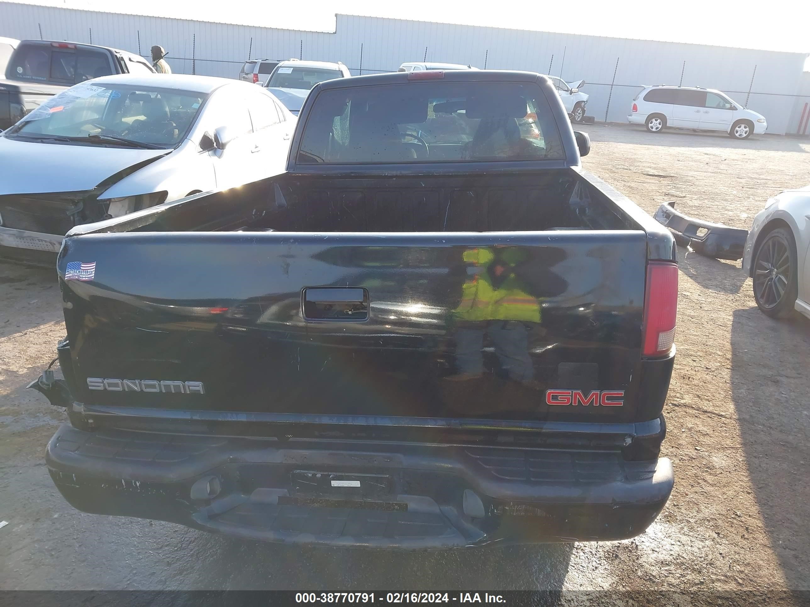 Photo 16 VIN: 1GTCS19W3Y8299680 - GMC SONOMA 