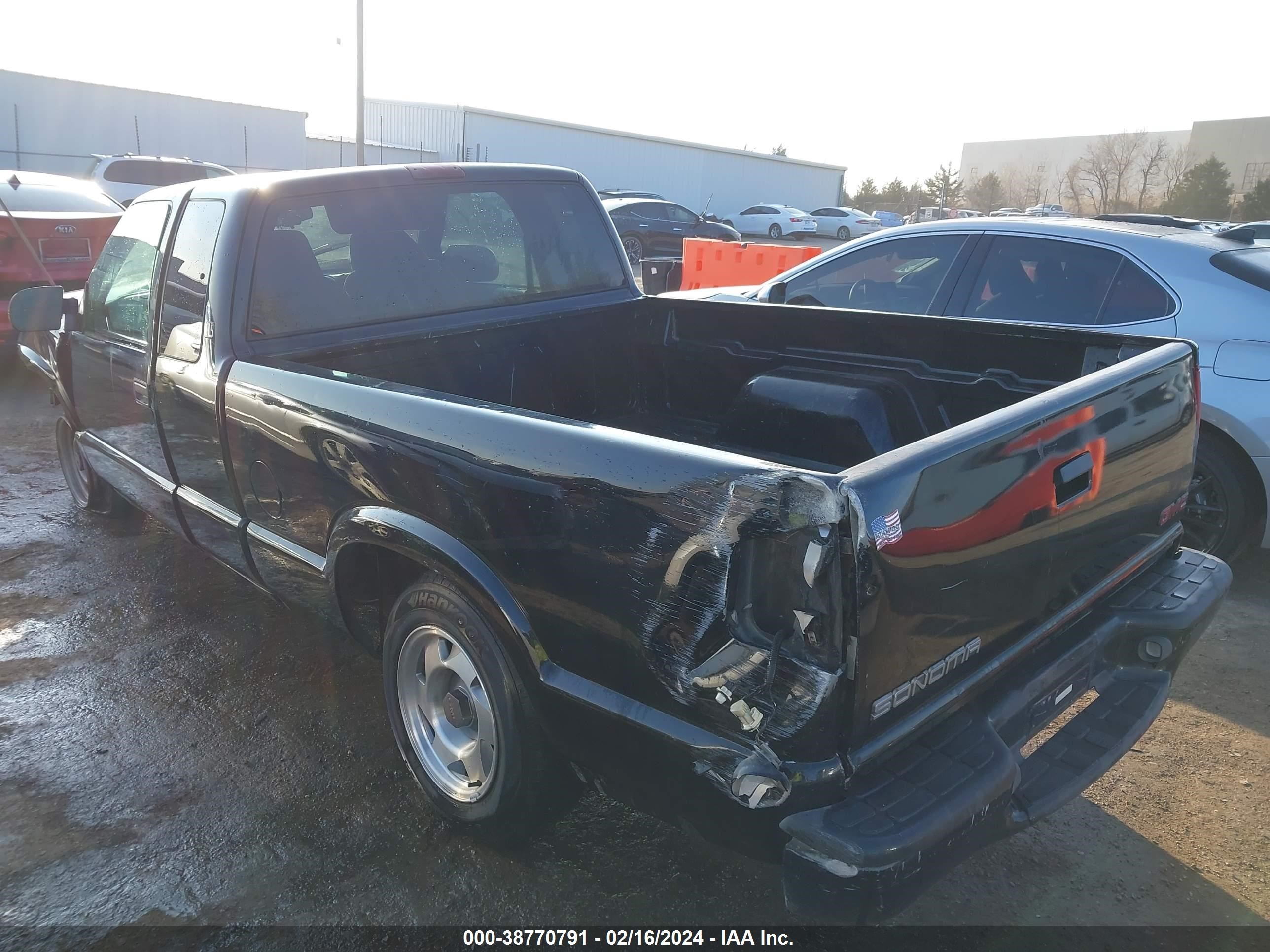 Photo 2 VIN: 1GTCS19W3Y8299680 - GMC SONOMA 