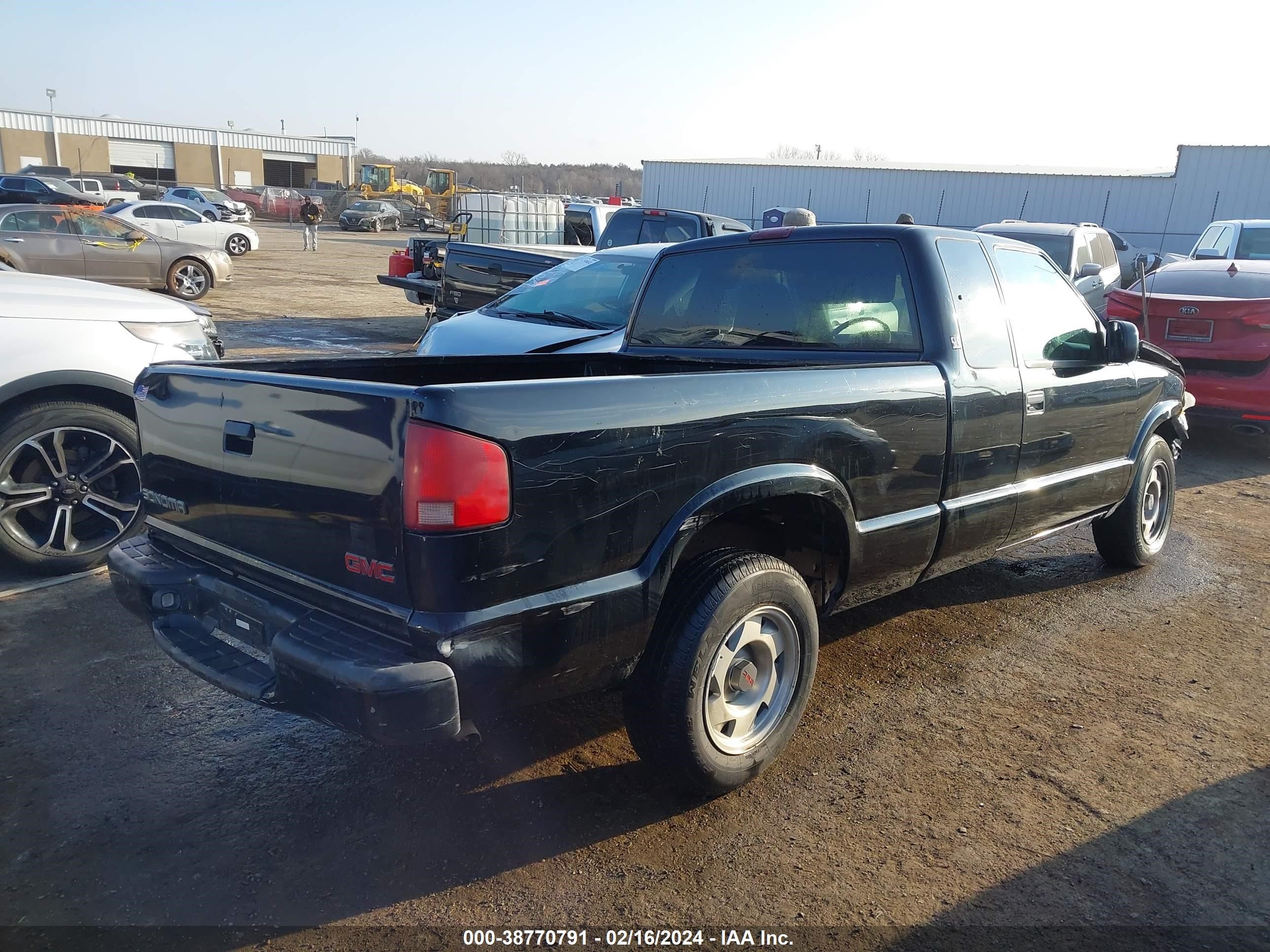 Photo 3 VIN: 1GTCS19W3Y8299680 - GMC SONOMA 