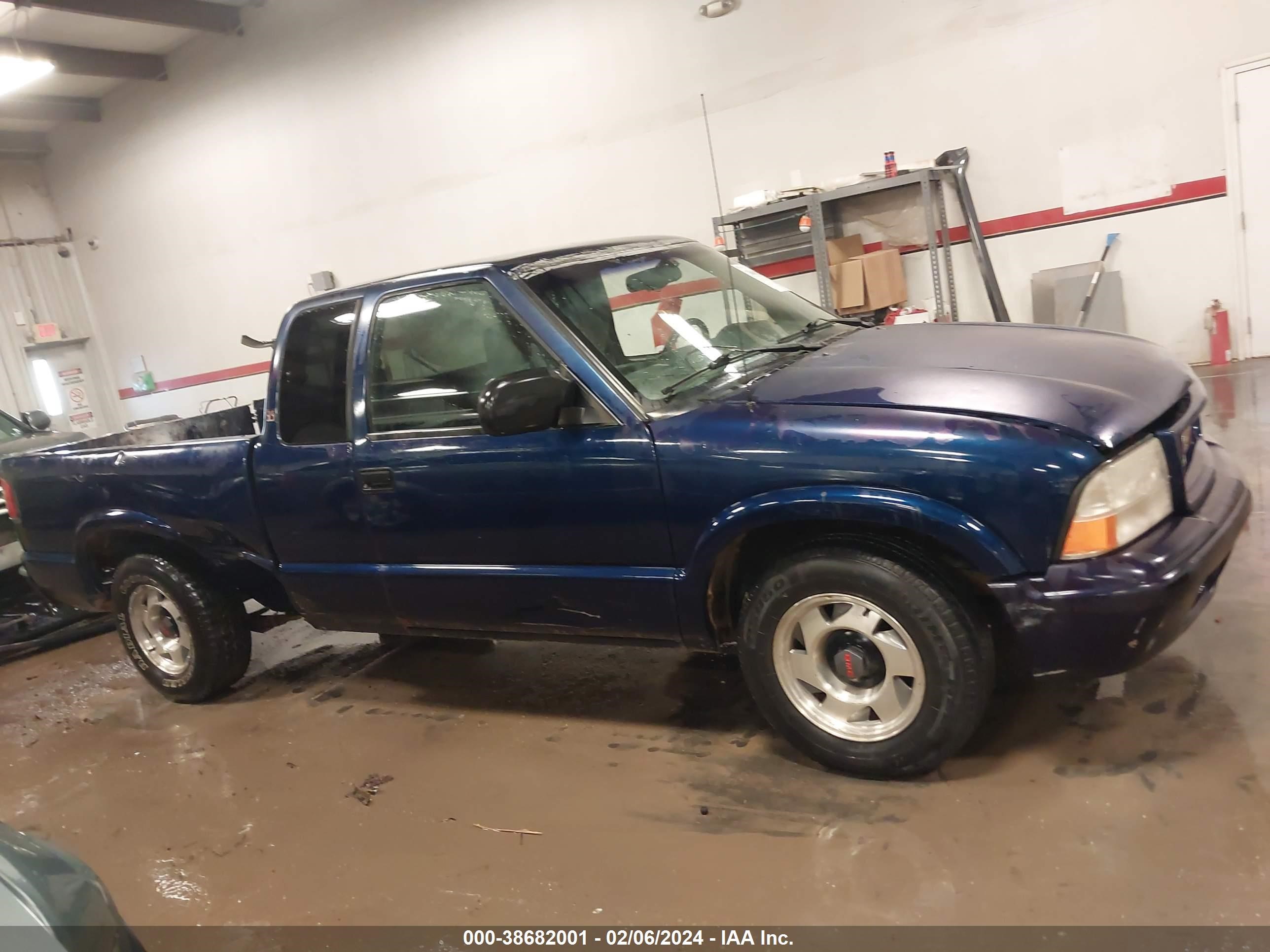 Photo 13 VIN: 1GTCS19W4Y8121437 - GMC SONOMA 