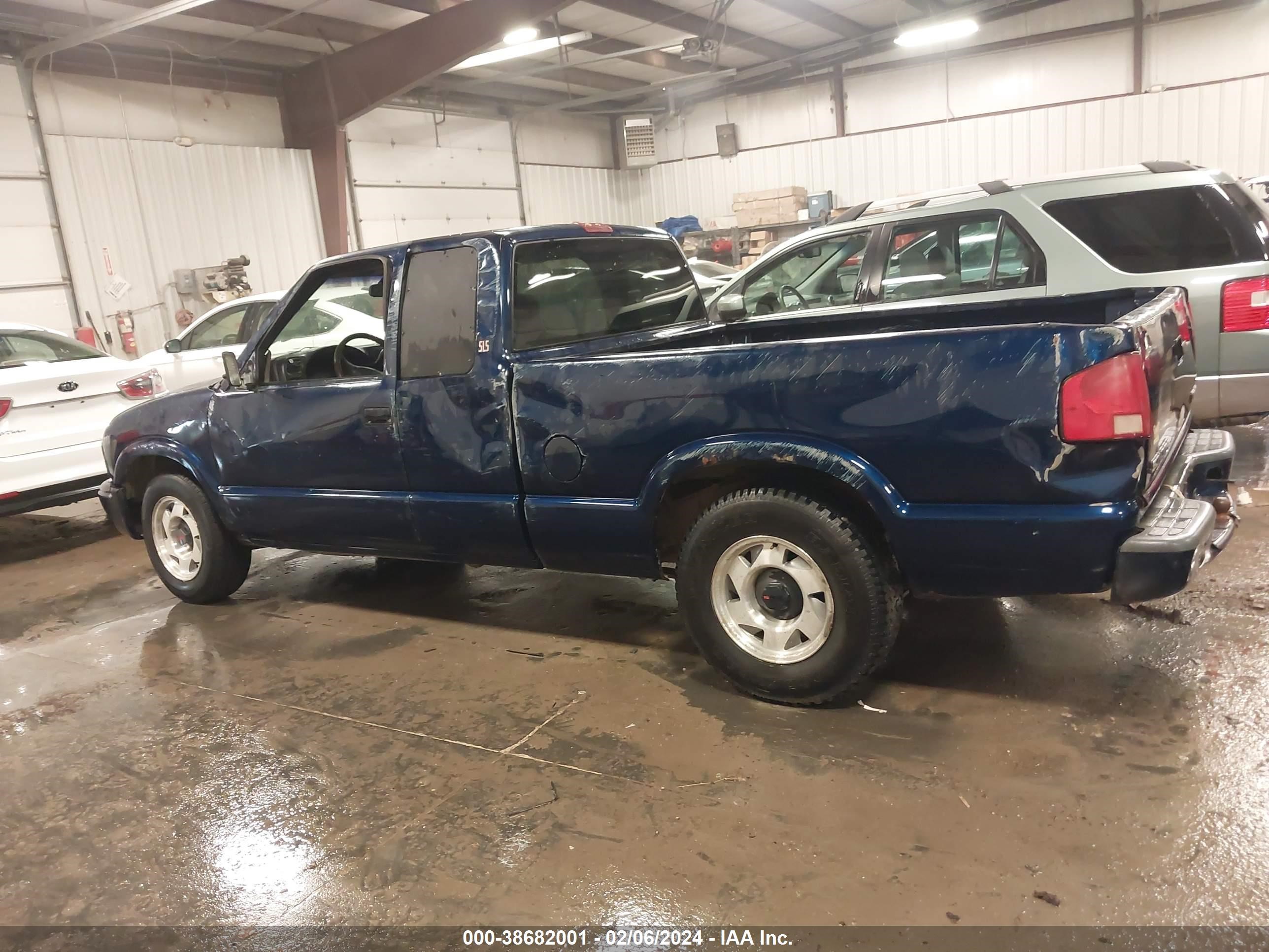 Photo 14 VIN: 1GTCS19W4Y8121437 - GMC SONOMA 