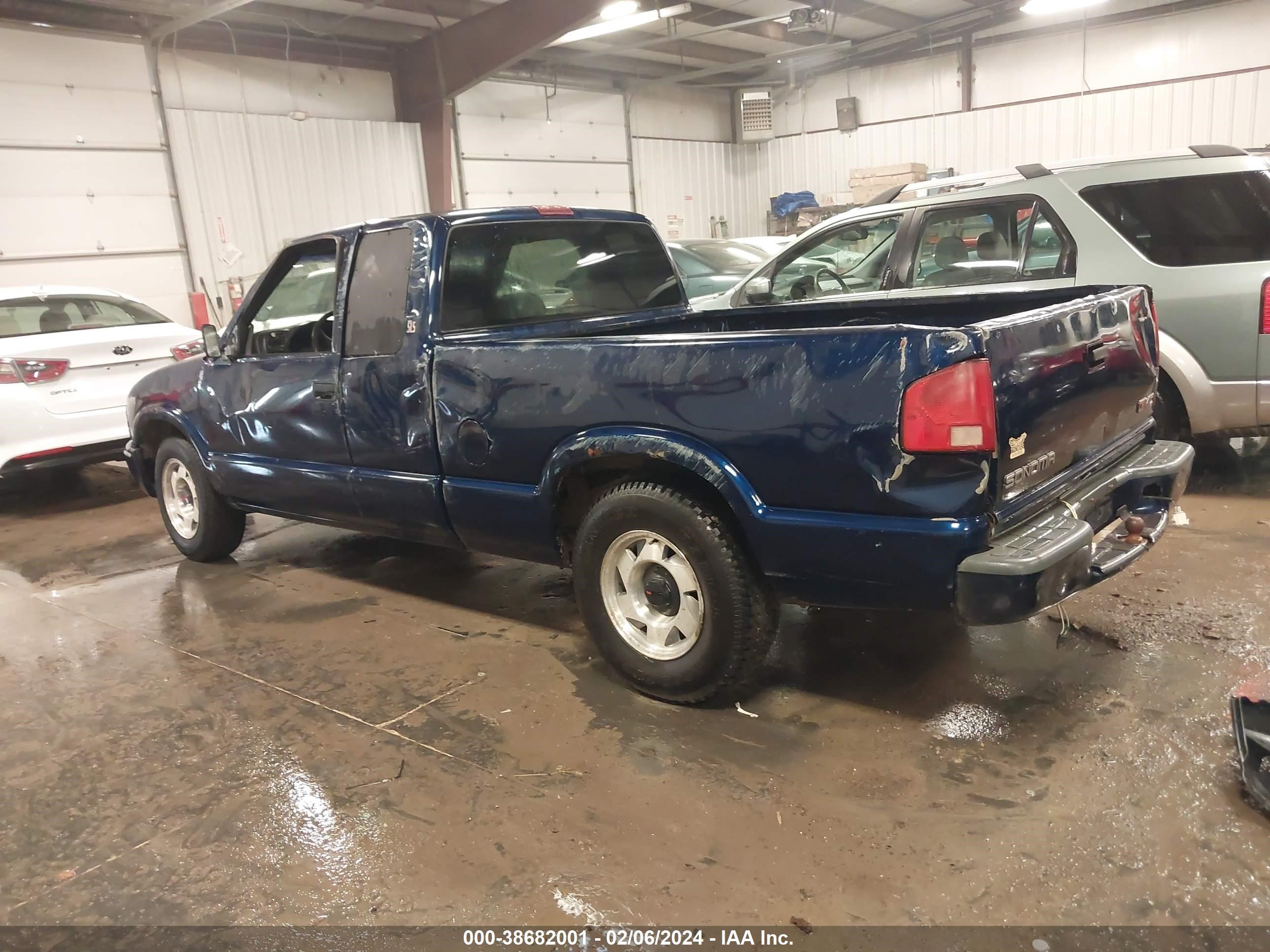 Photo 2 VIN: 1GTCS19W4Y8121437 - GMC SONOMA 