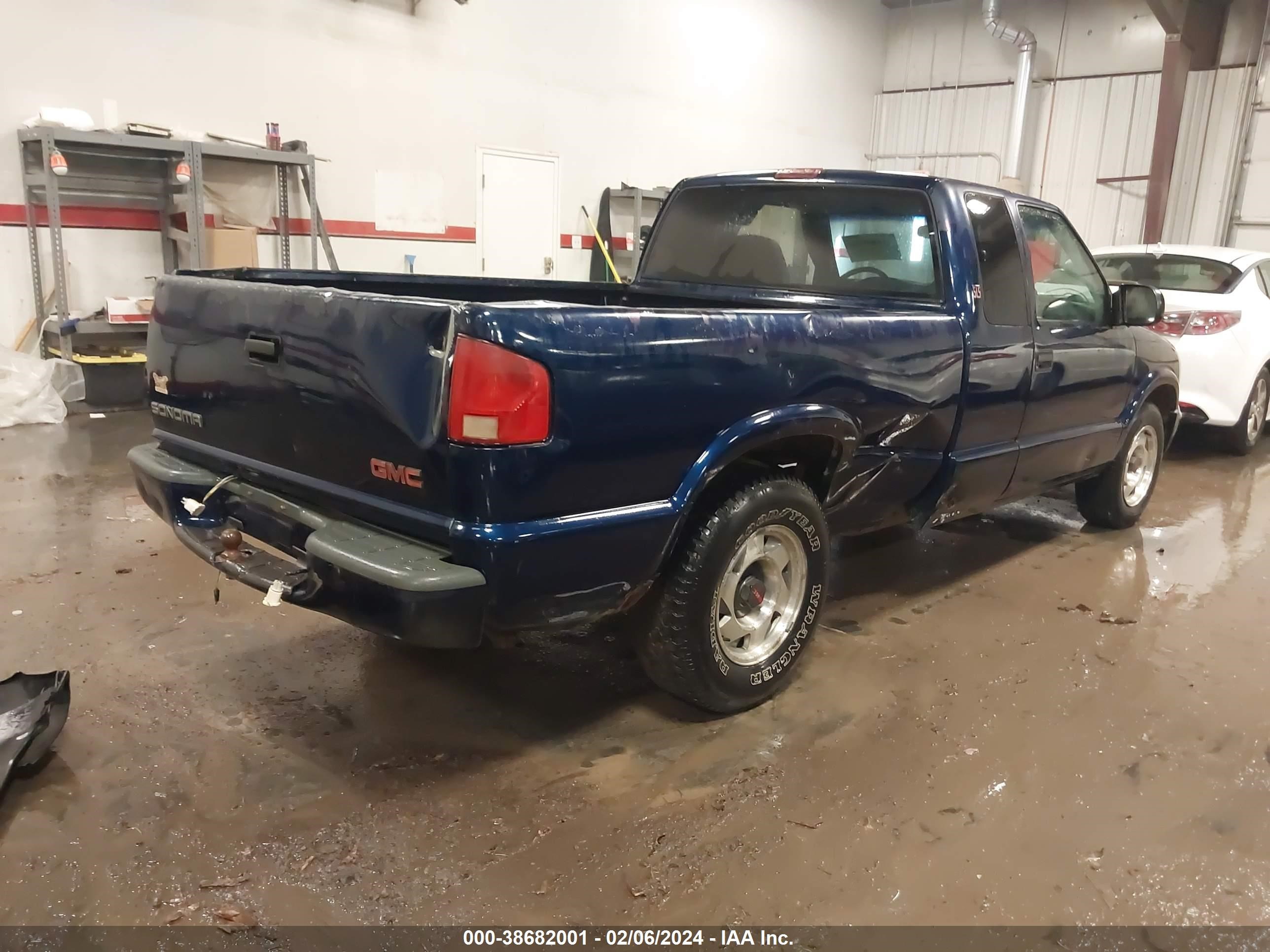 Photo 3 VIN: 1GTCS19W4Y8121437 - GMC SONOMA 