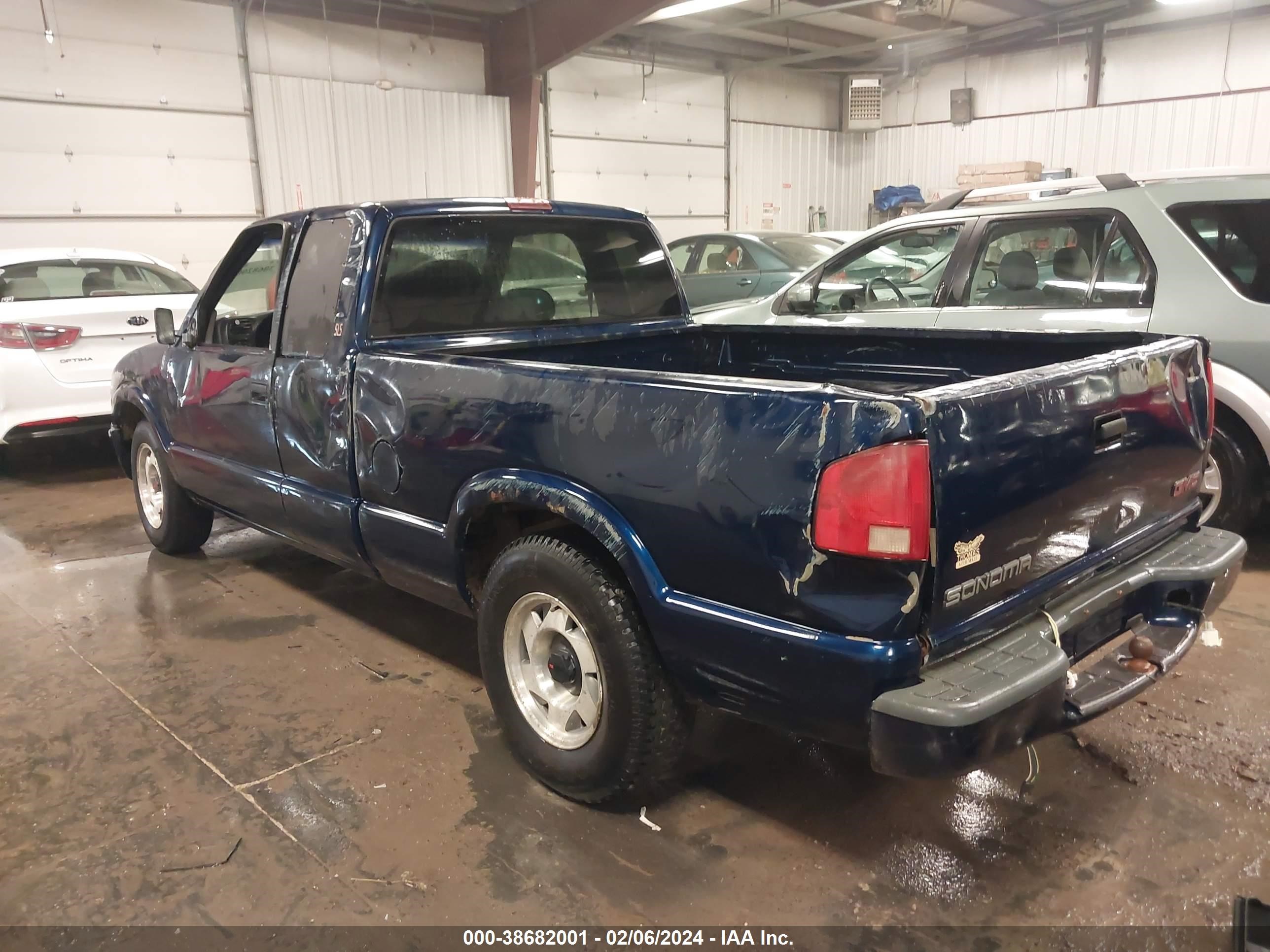 Photo 5 VIN: 1GTCS19W4Y8121437 - GMC SONOMA 