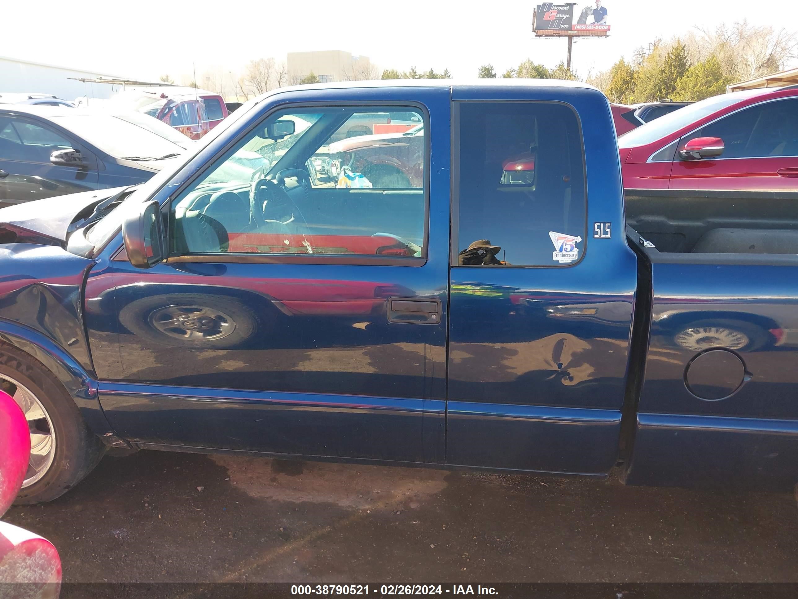 Photo 14 VIN: 1GTCS19W528112124 - GMC SONOMA 