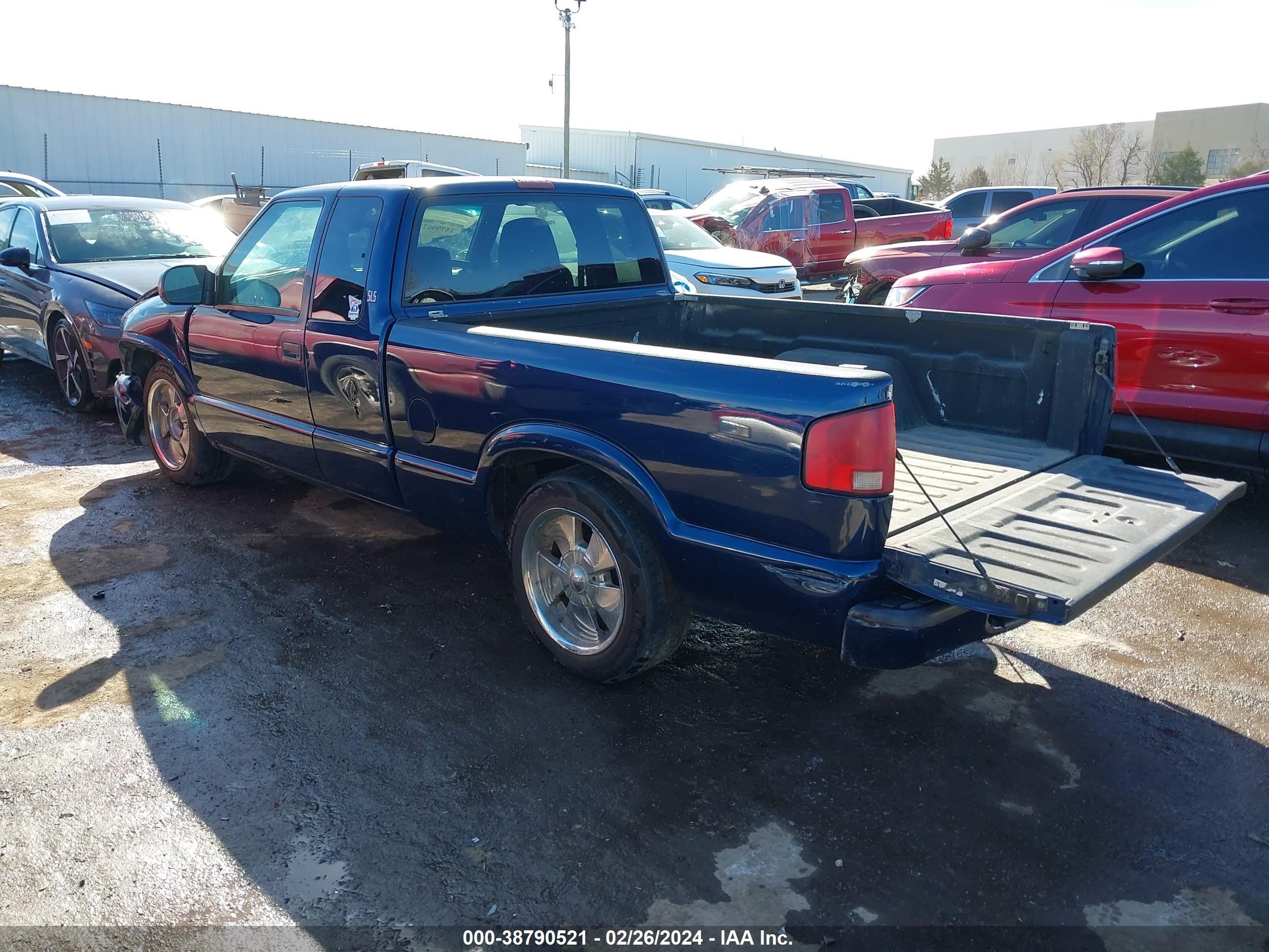 Photo 2 VIN: 1GTCS19W528112124 - GMC SONOMA 