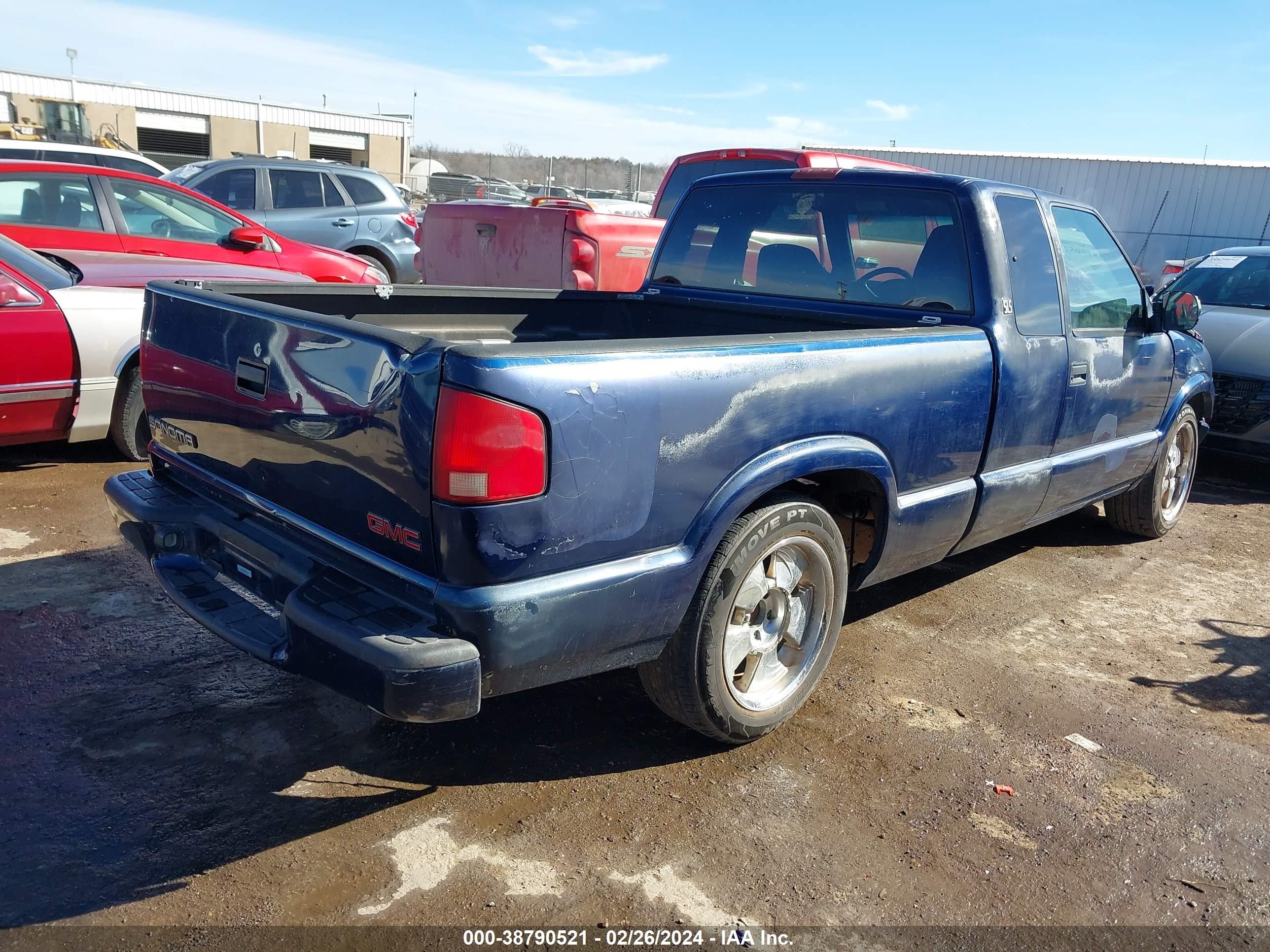 Photo 3 VIN: 1GTCS19W528112124 - GMC SONOMA 