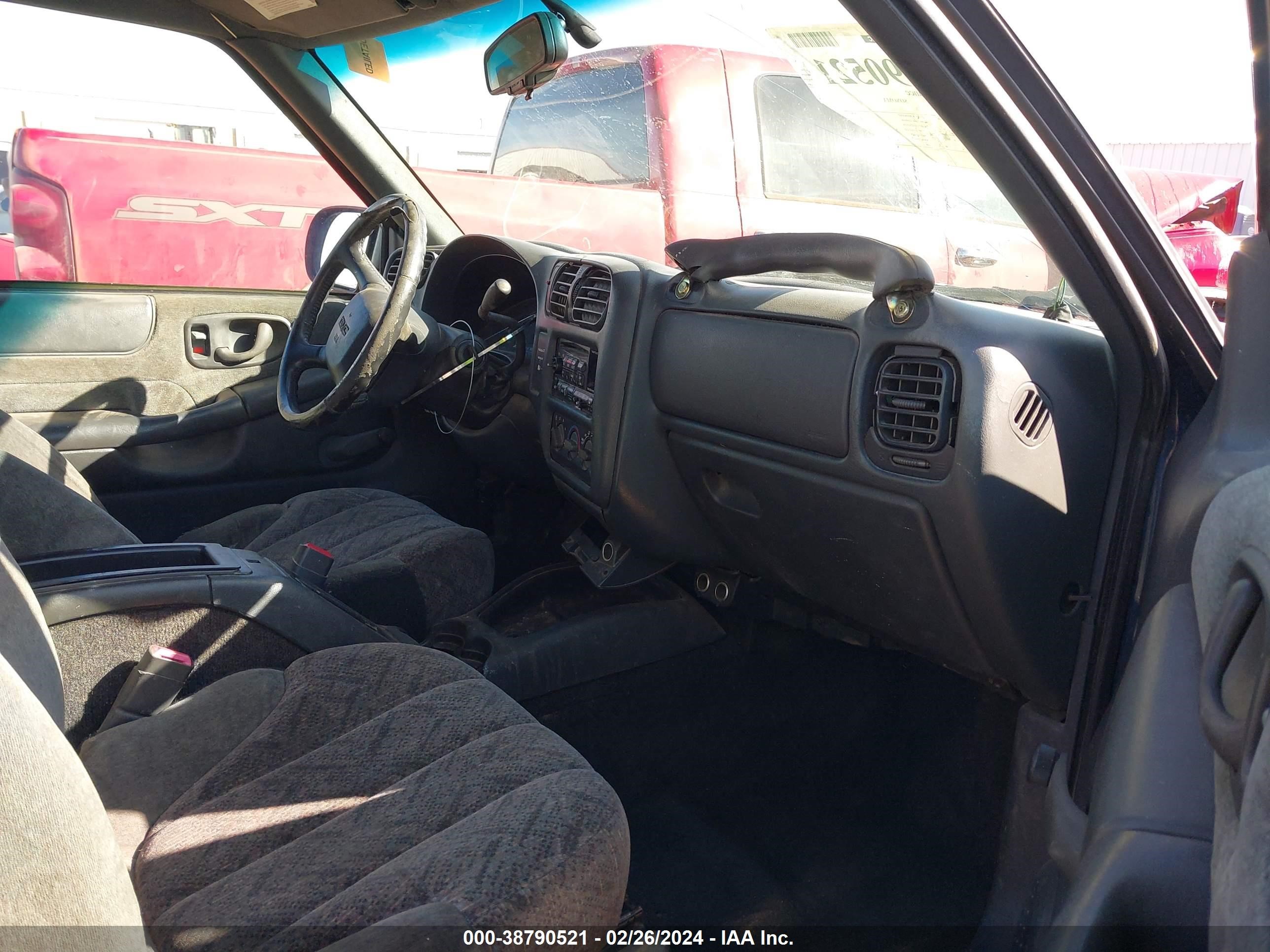 Photo 4 VIN: 1GTCS19W528112124 - GMC SONOMA 