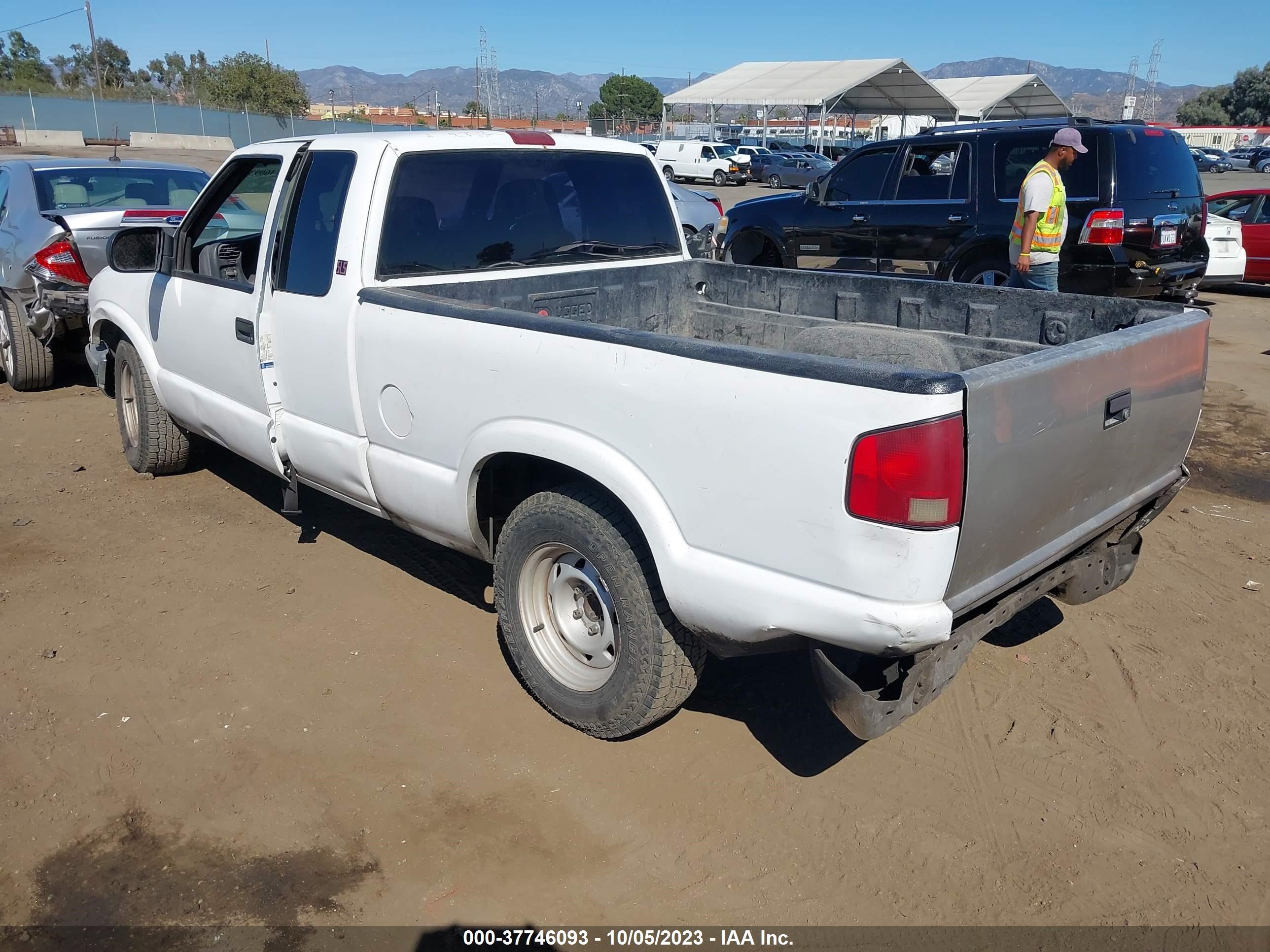 Photo 2 VIN: 1GTCS19W528210781 - GMC SONOMA 