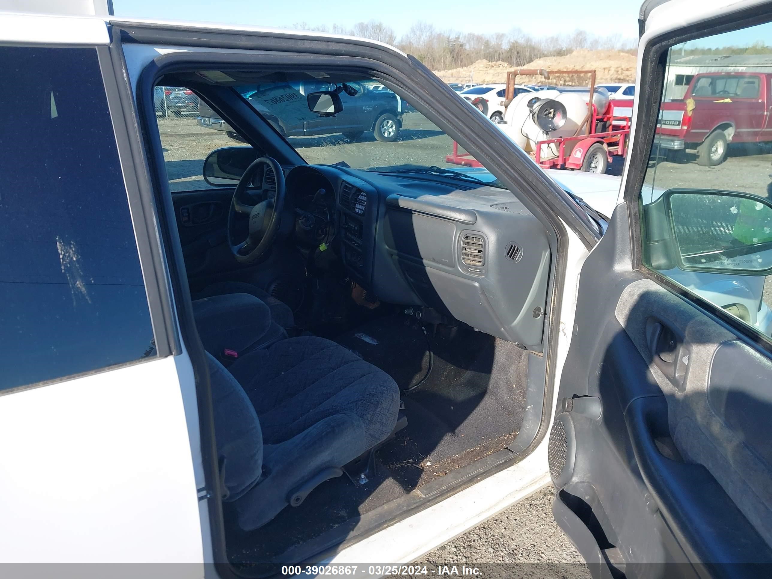 Photo 4 VIN: 1GTCS19W618169043 - GMC SONOMA 