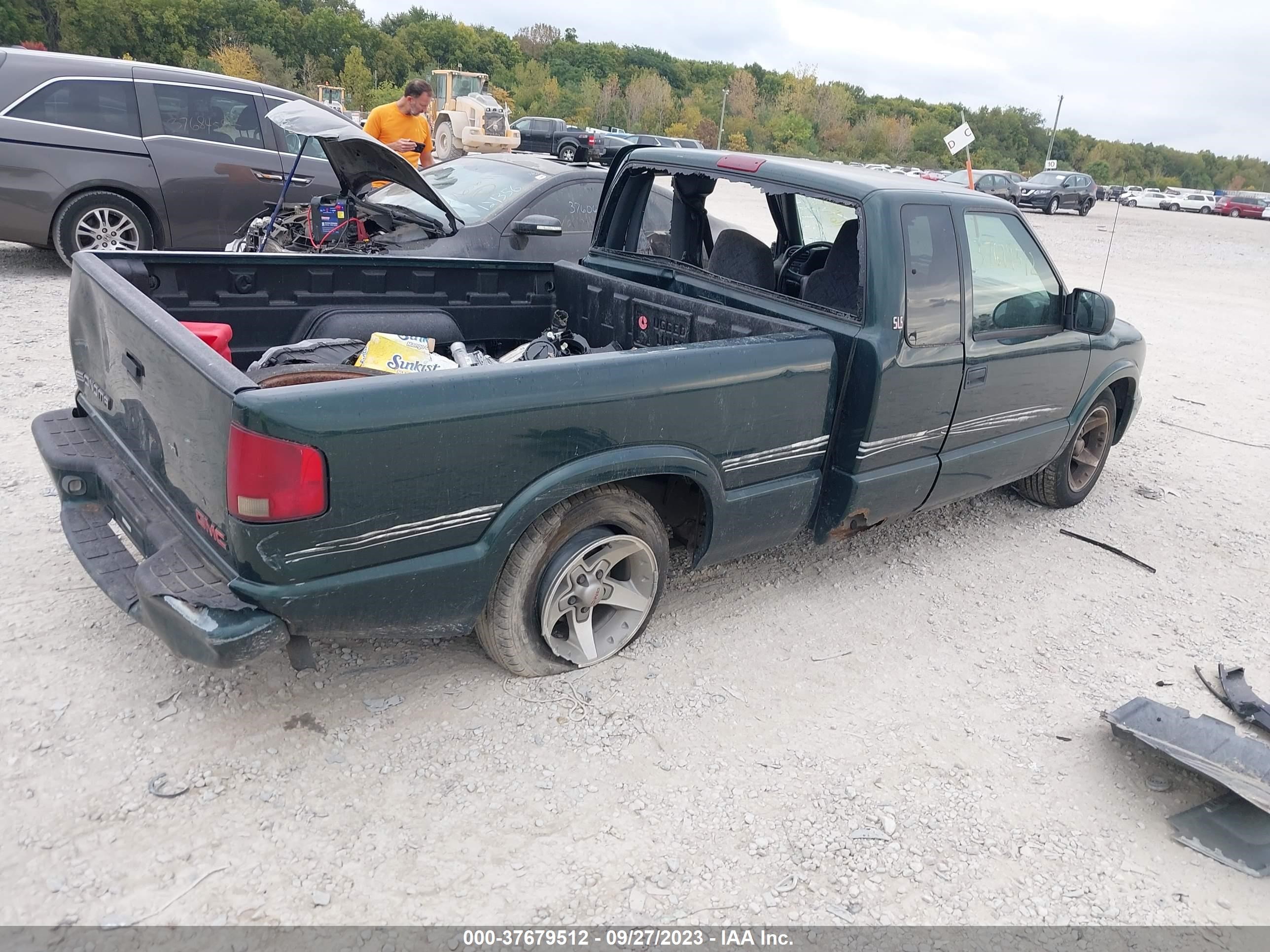 Photo 3 VIN: 1GTCS19W628182280 - GMC SONOMA 