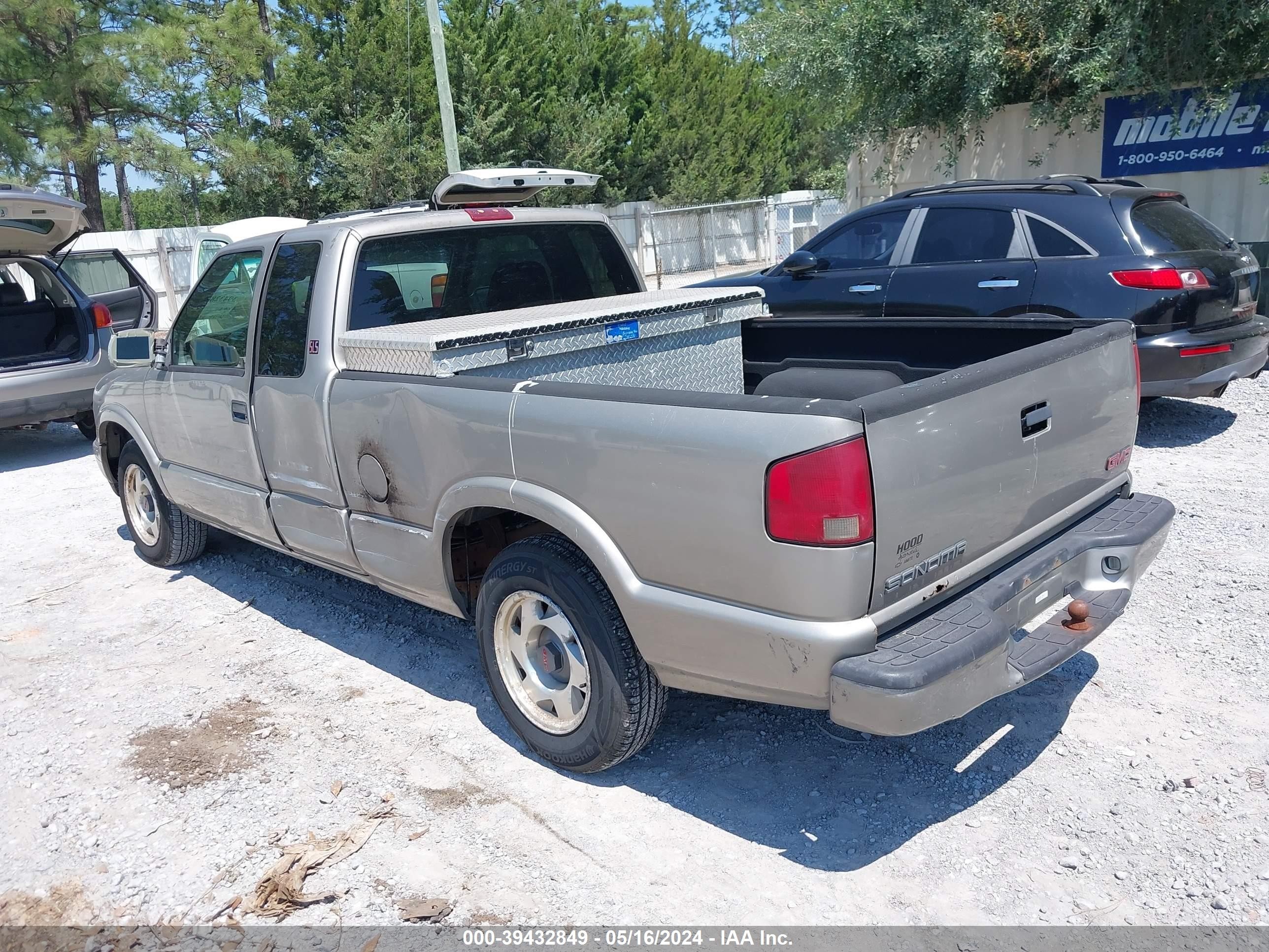 Photo 2 VIN: 1GTCS19W718200025 - GMC SONOMA 