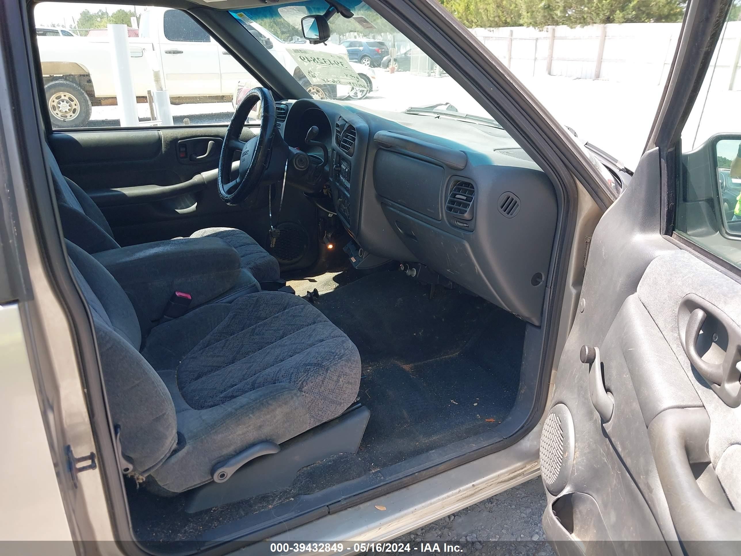 Photo 4 VIN: 1GTCS19W718200025 - GMC SONOMA 