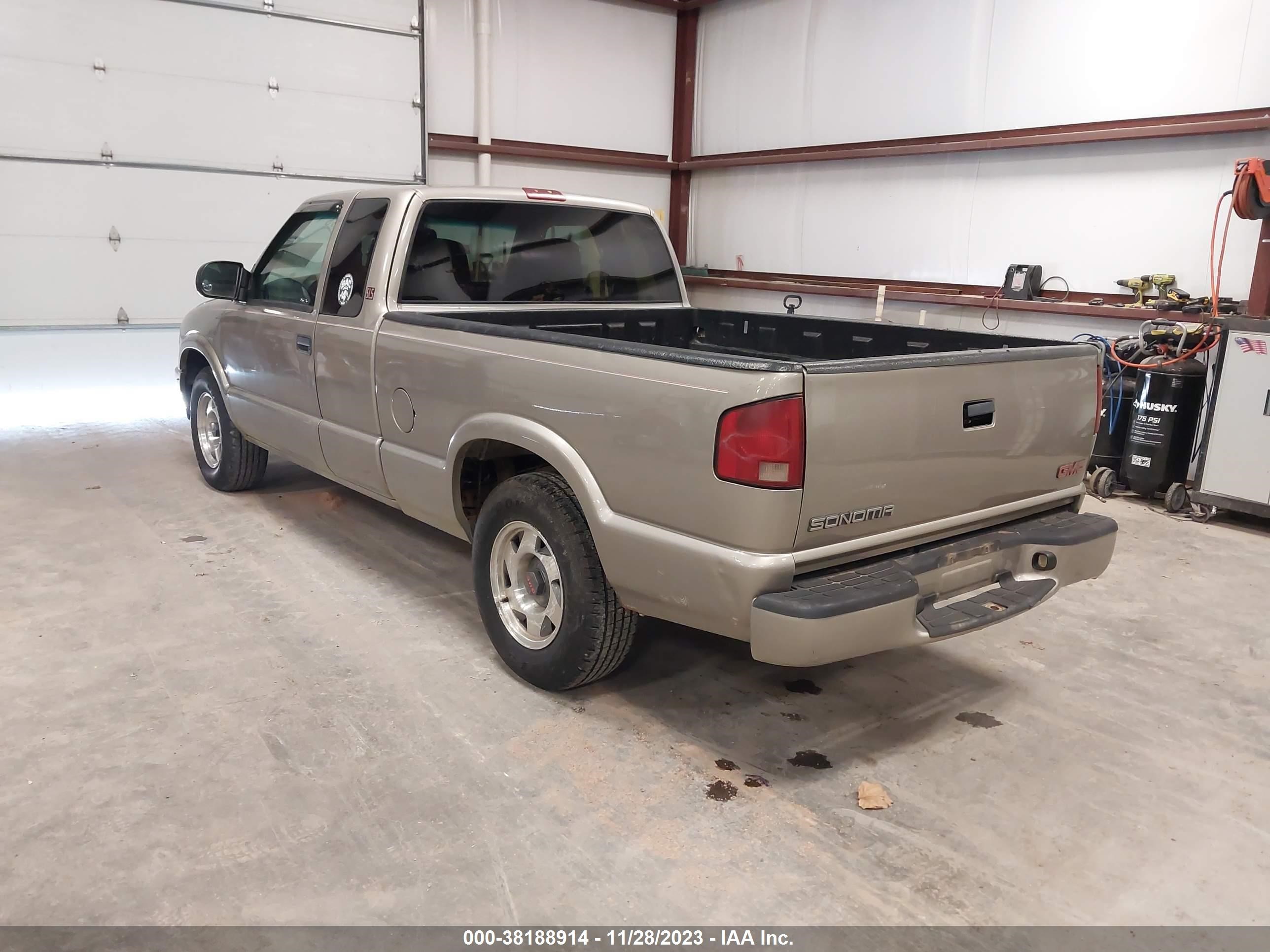 Photo 2 VIN: 1GTCS19W7Y8230281 - GMC SONOMA 