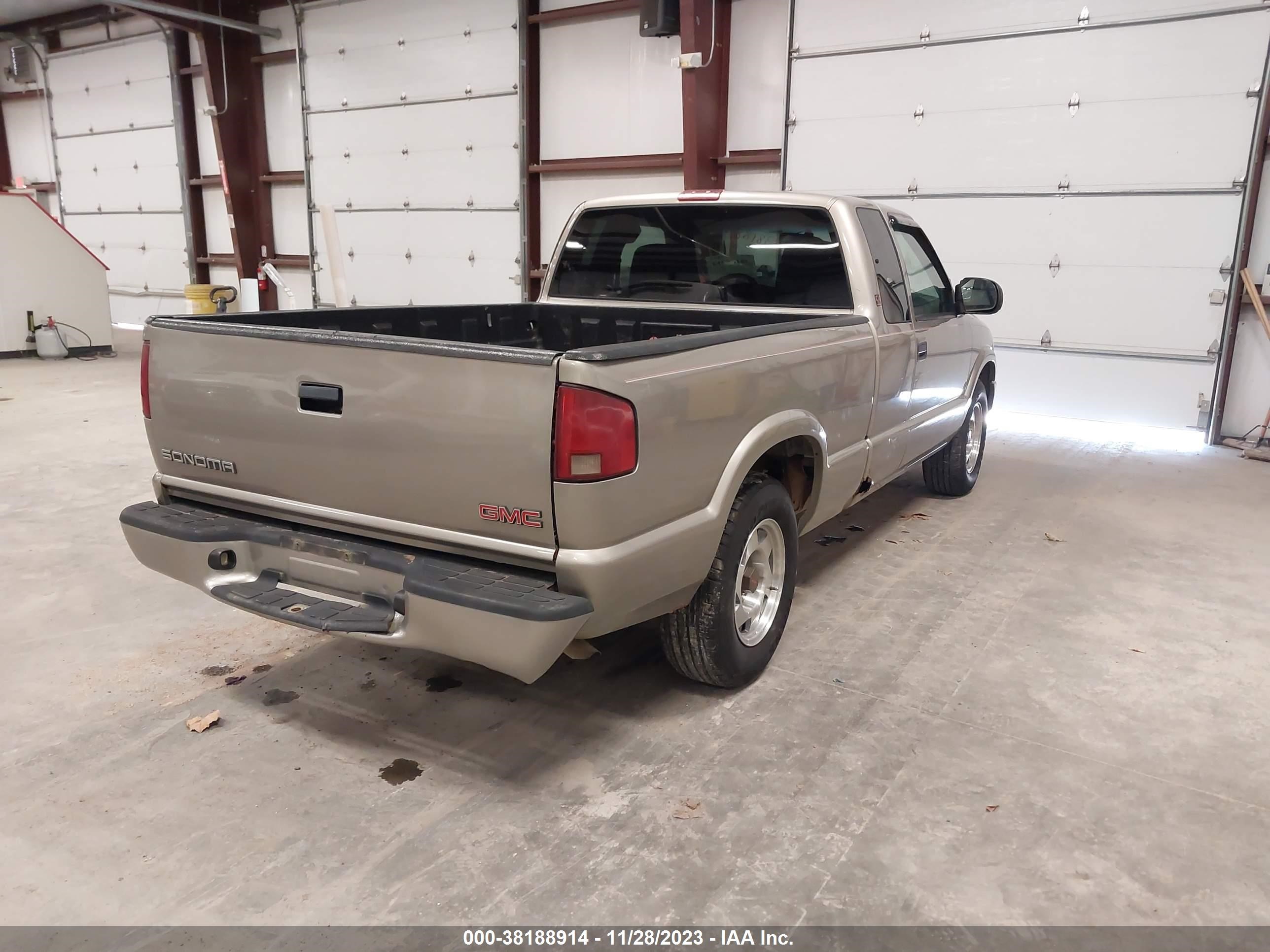 Photo 3 VIN: 1GTCS19W7Y8230281 - GMC SONOMA 