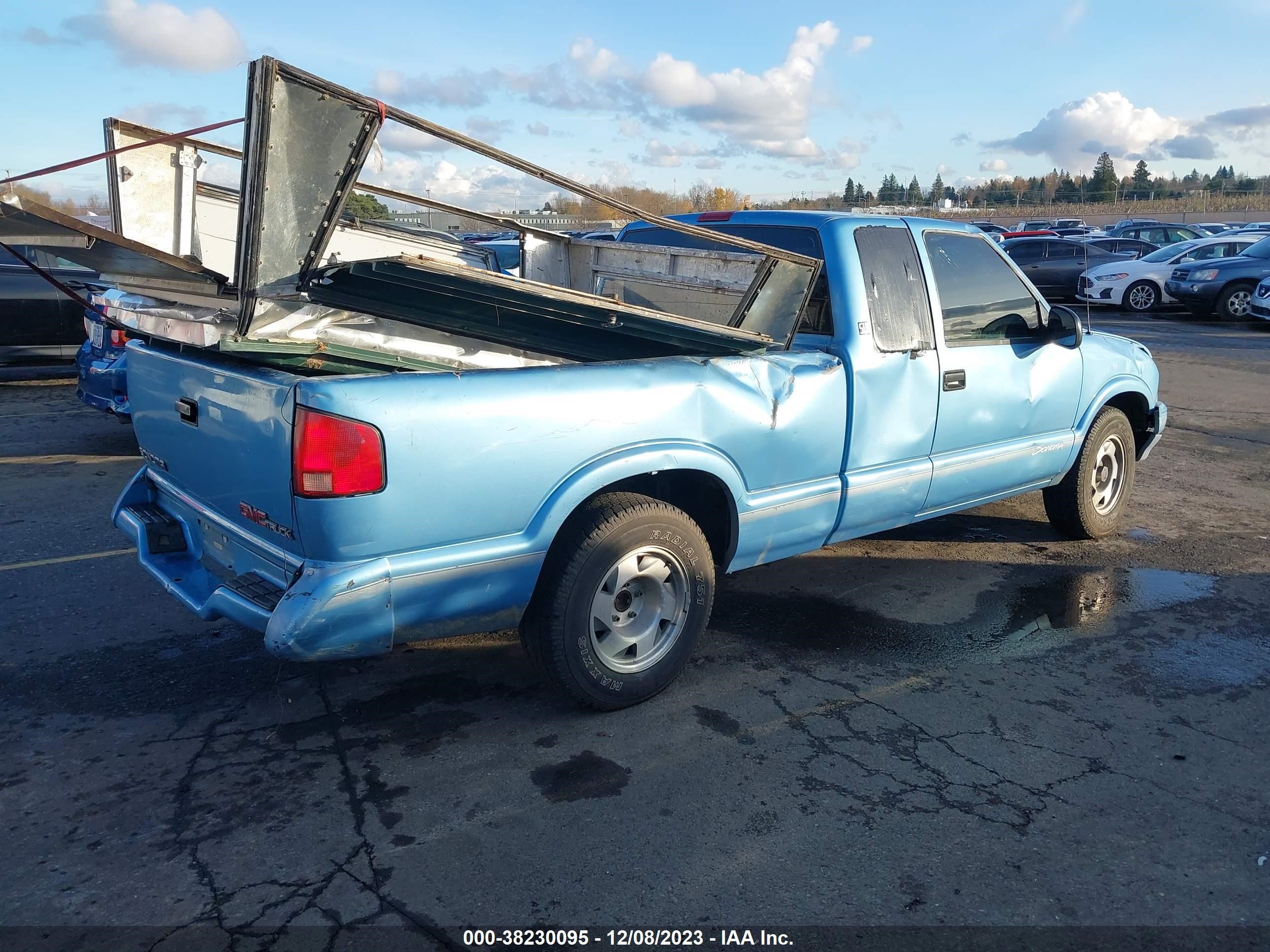 Photo 3 VIN: 1GTCS19X2V8500473 - GMC SONOMA 