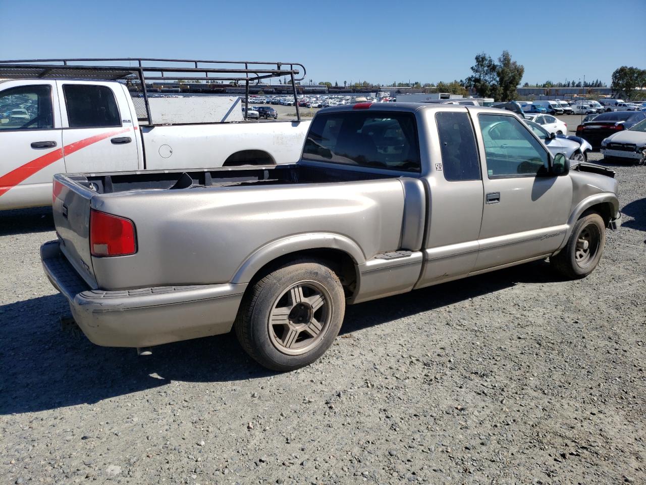 Photo 2 VIN: 1GTCS19X3W8505750 - GMC SONOMA 