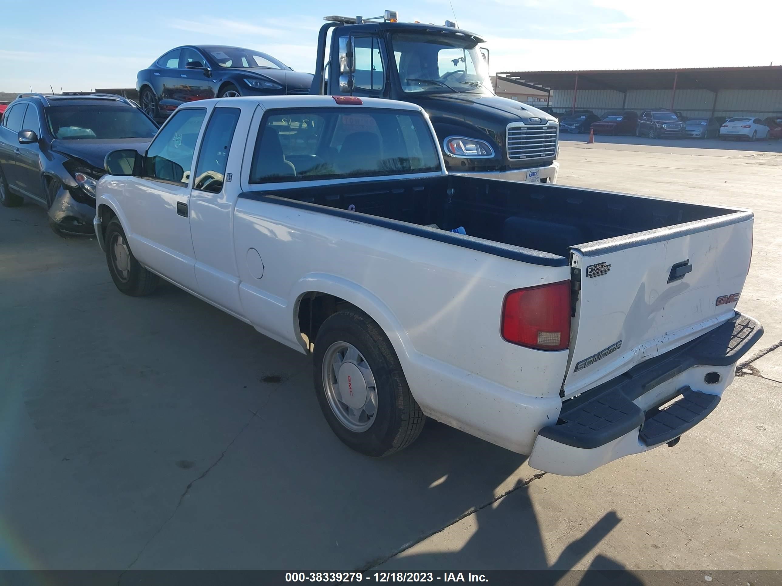 Photo 2 VIN: 1GTCS19X738133504 - GMC SONOMA 