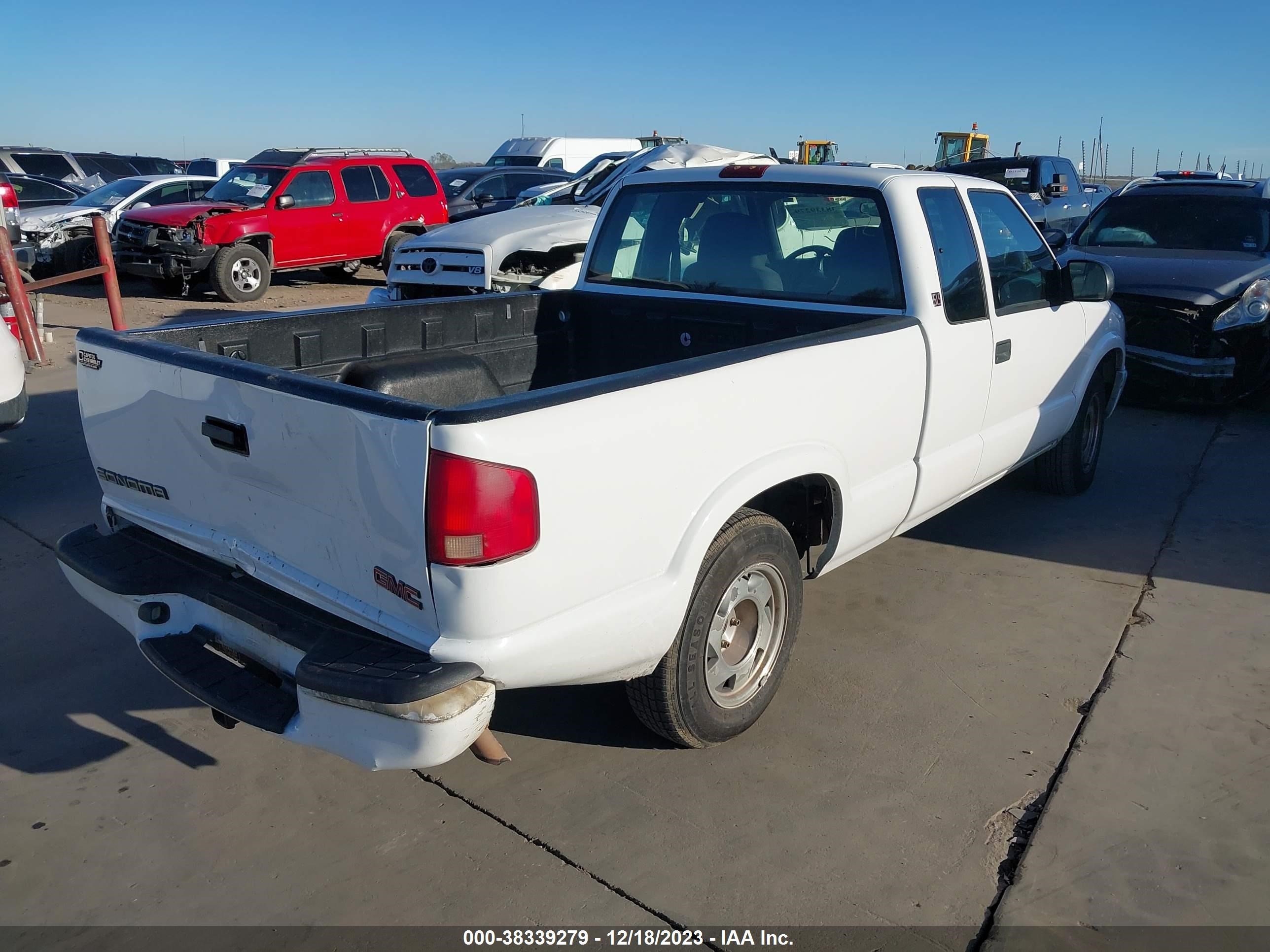 Photo 3 VIN: 1GTCS19X738133504 - GMC SONOMA 