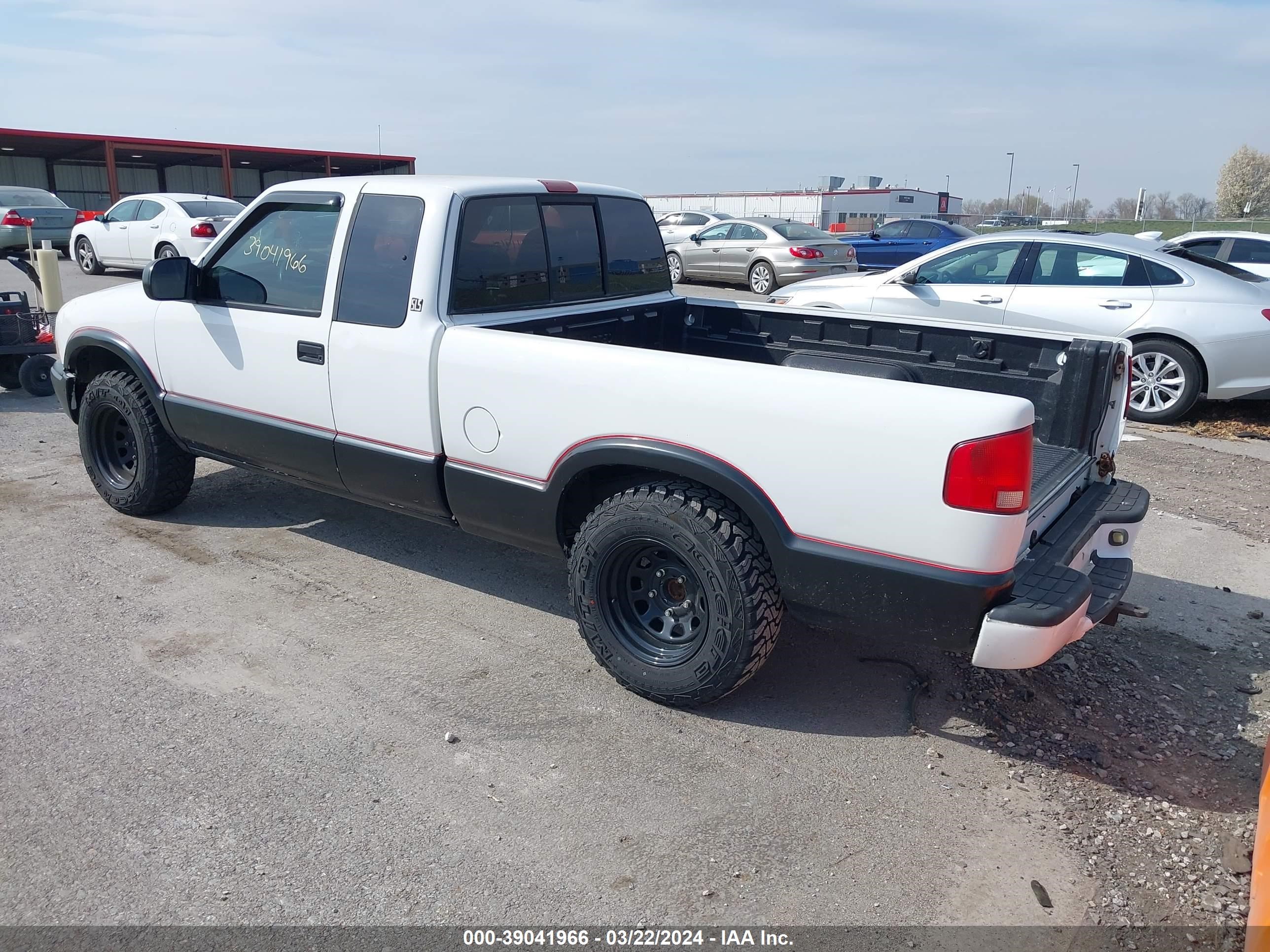 Photo 2 VIN: 1GTCS19X738220819 - GMC SONOMA 