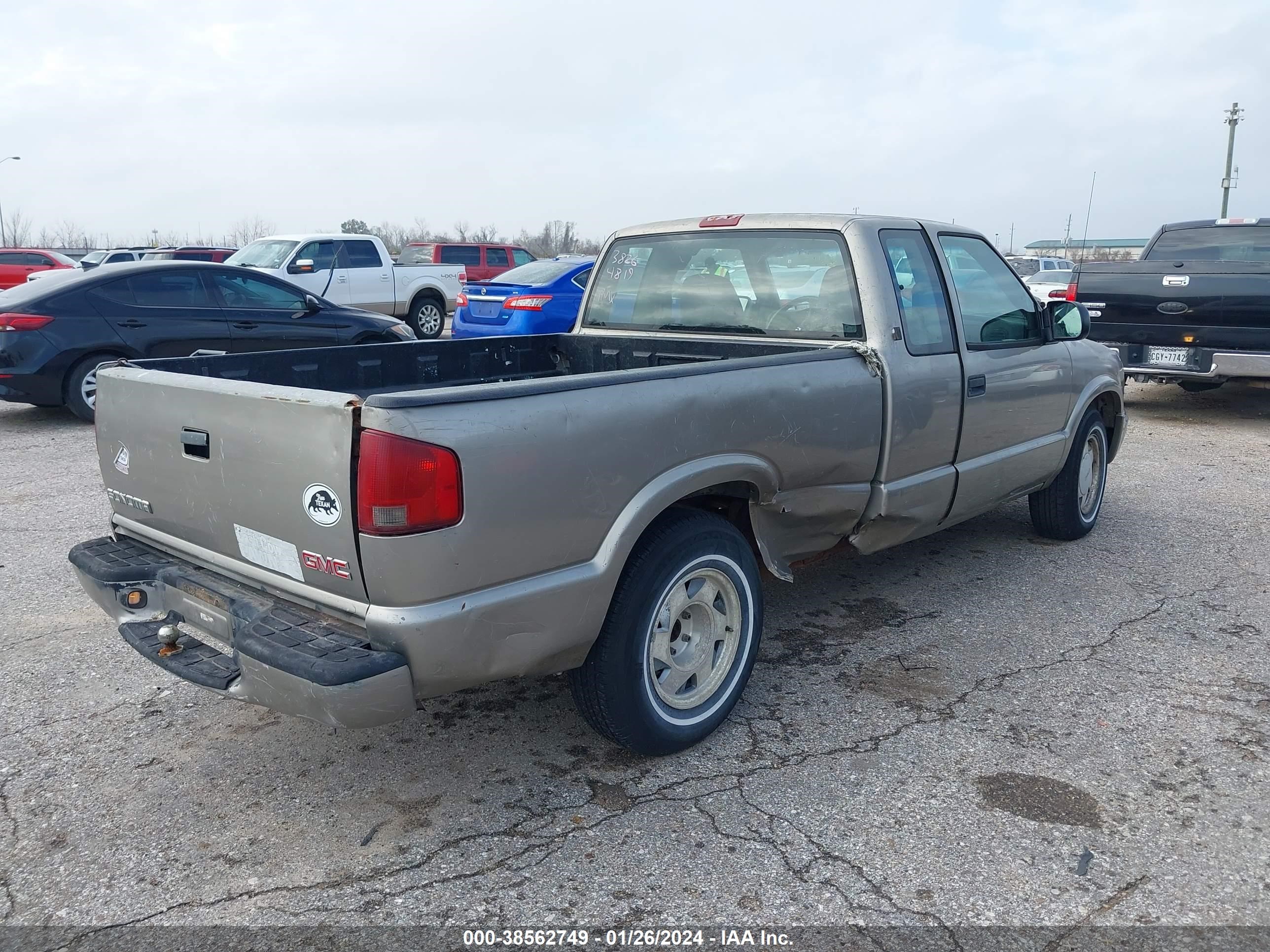 Photo 3 VIN: 1GTCS19X738264819 - GMC SONOMA 