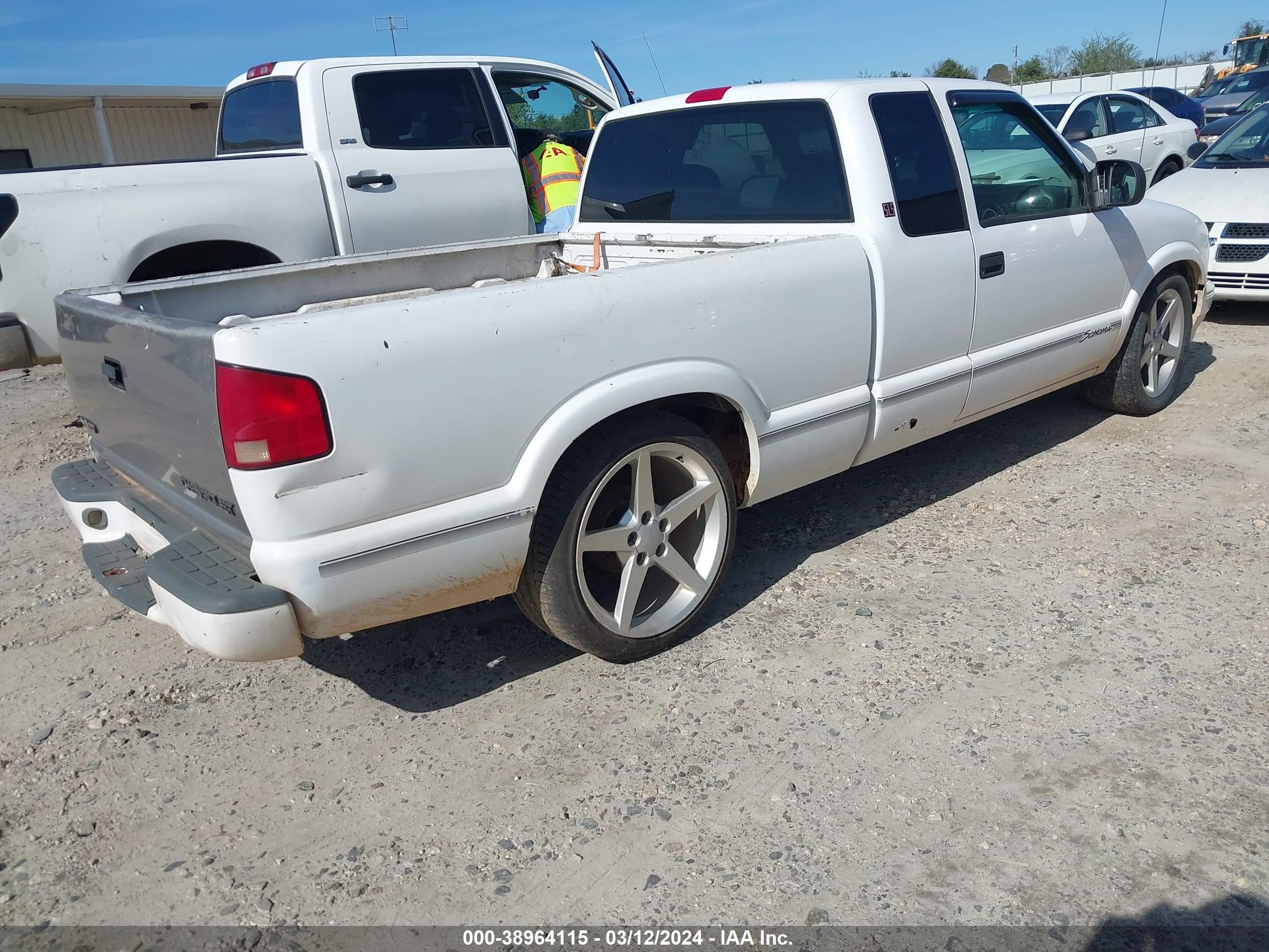 Photo 3 VIN: 1GTCS19X7X8508913 - GMC SONOMA 