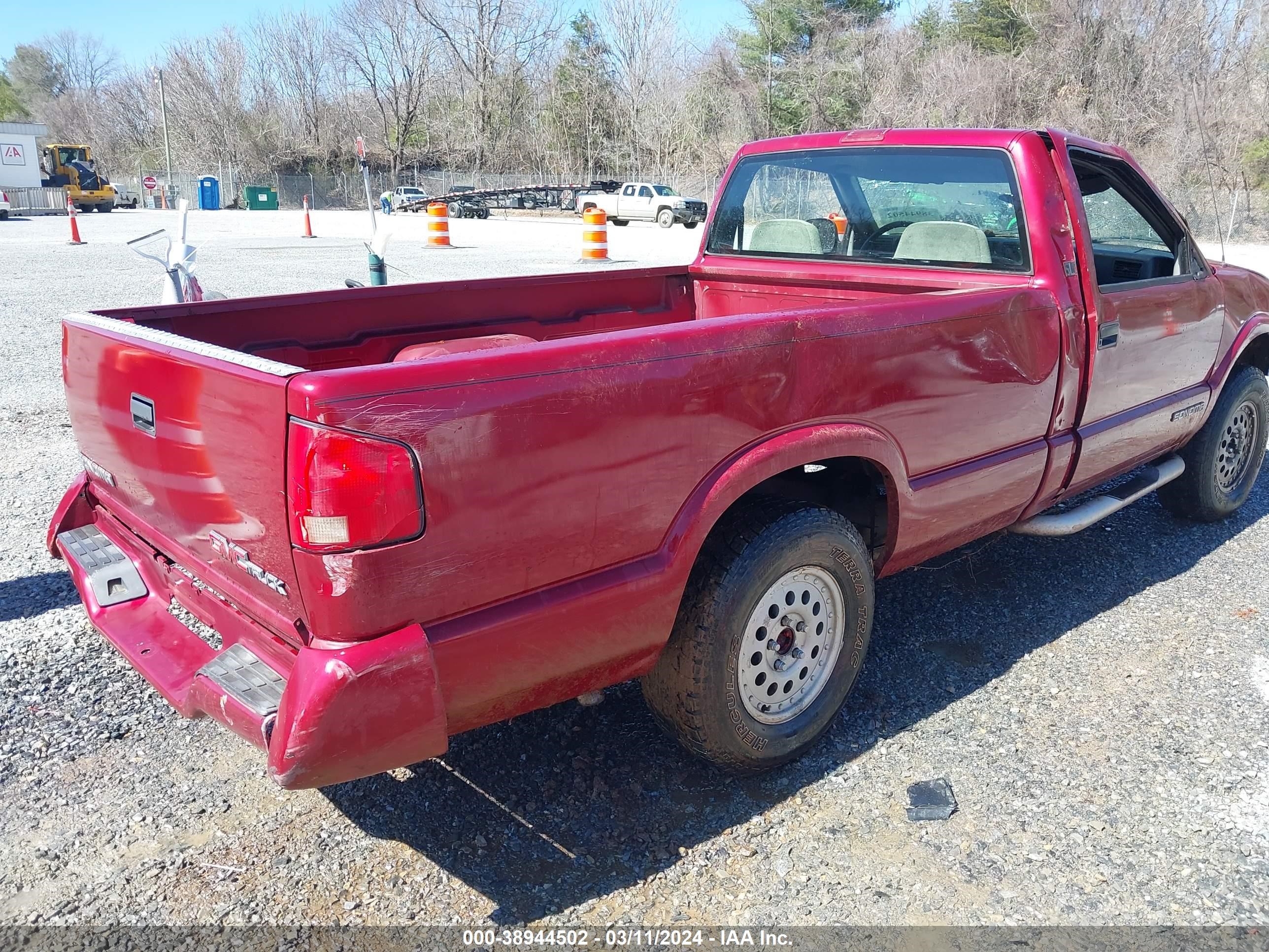 Photo 3 VIN: 1GTCT14Z1R8532620 - GMC SONOMA 