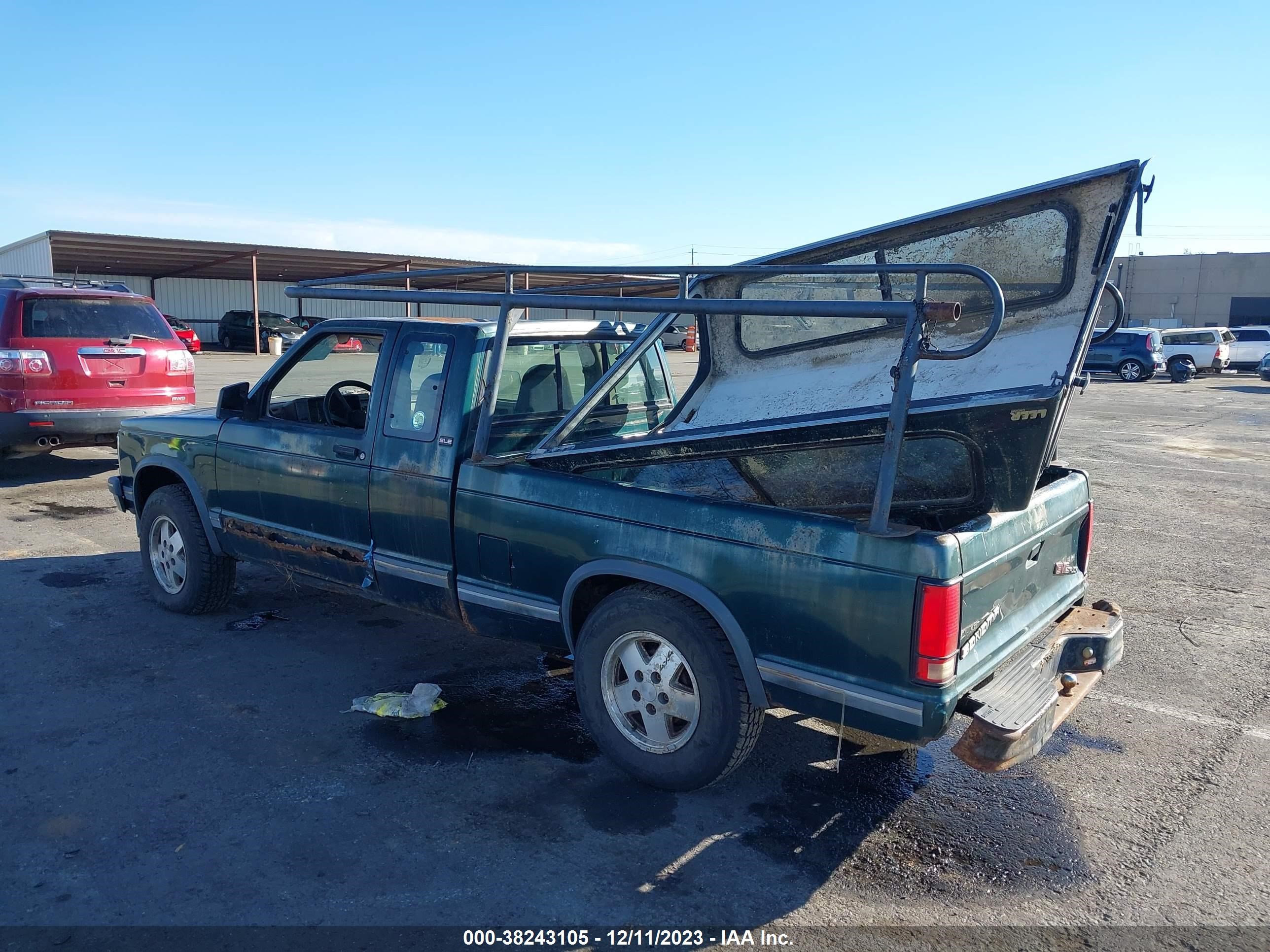 Photo 2 VIN: 1GTCT19W0P8515755 - GMC SONOMA 